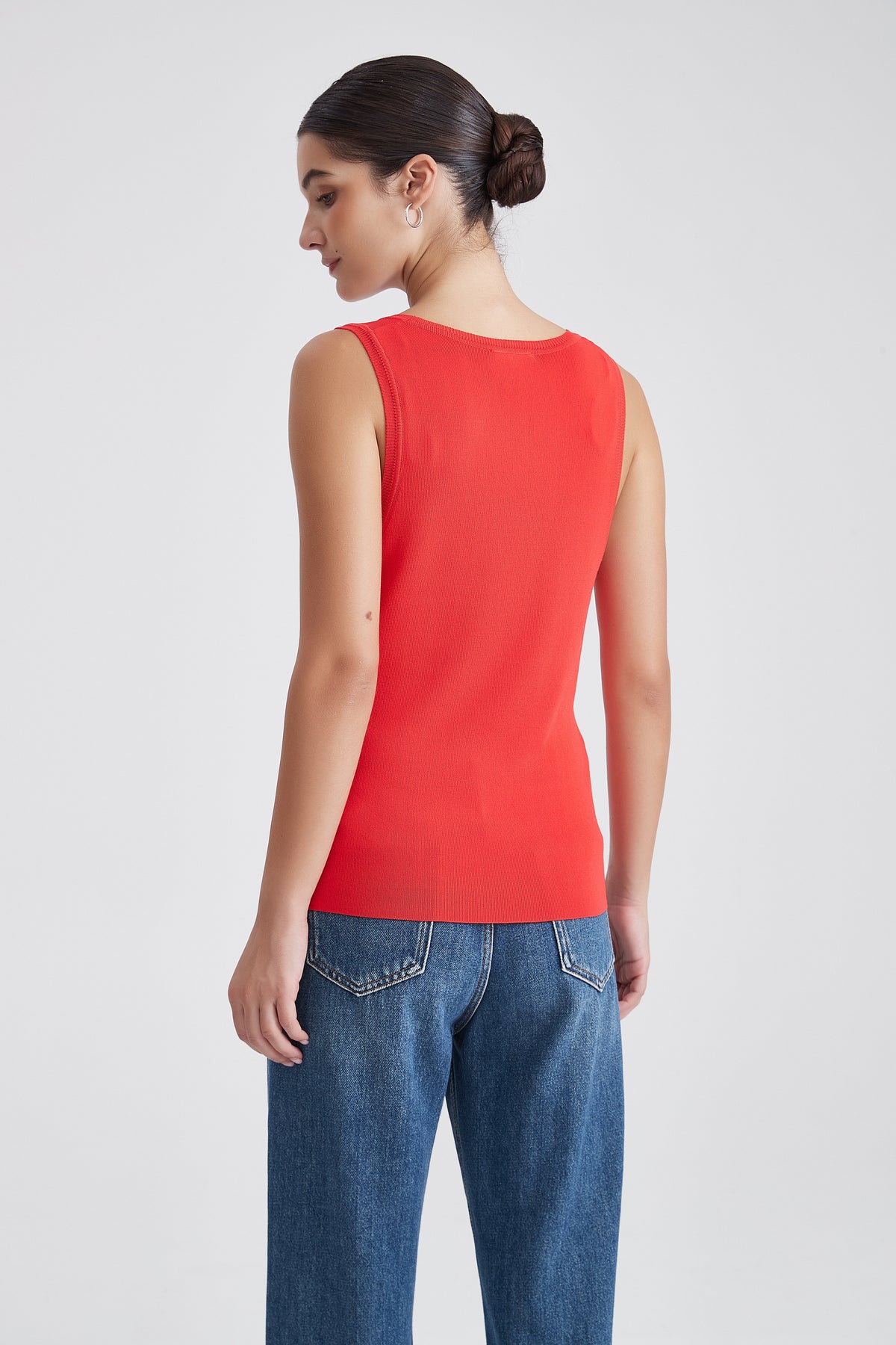 Sleeveless Knit Top with Round Neck