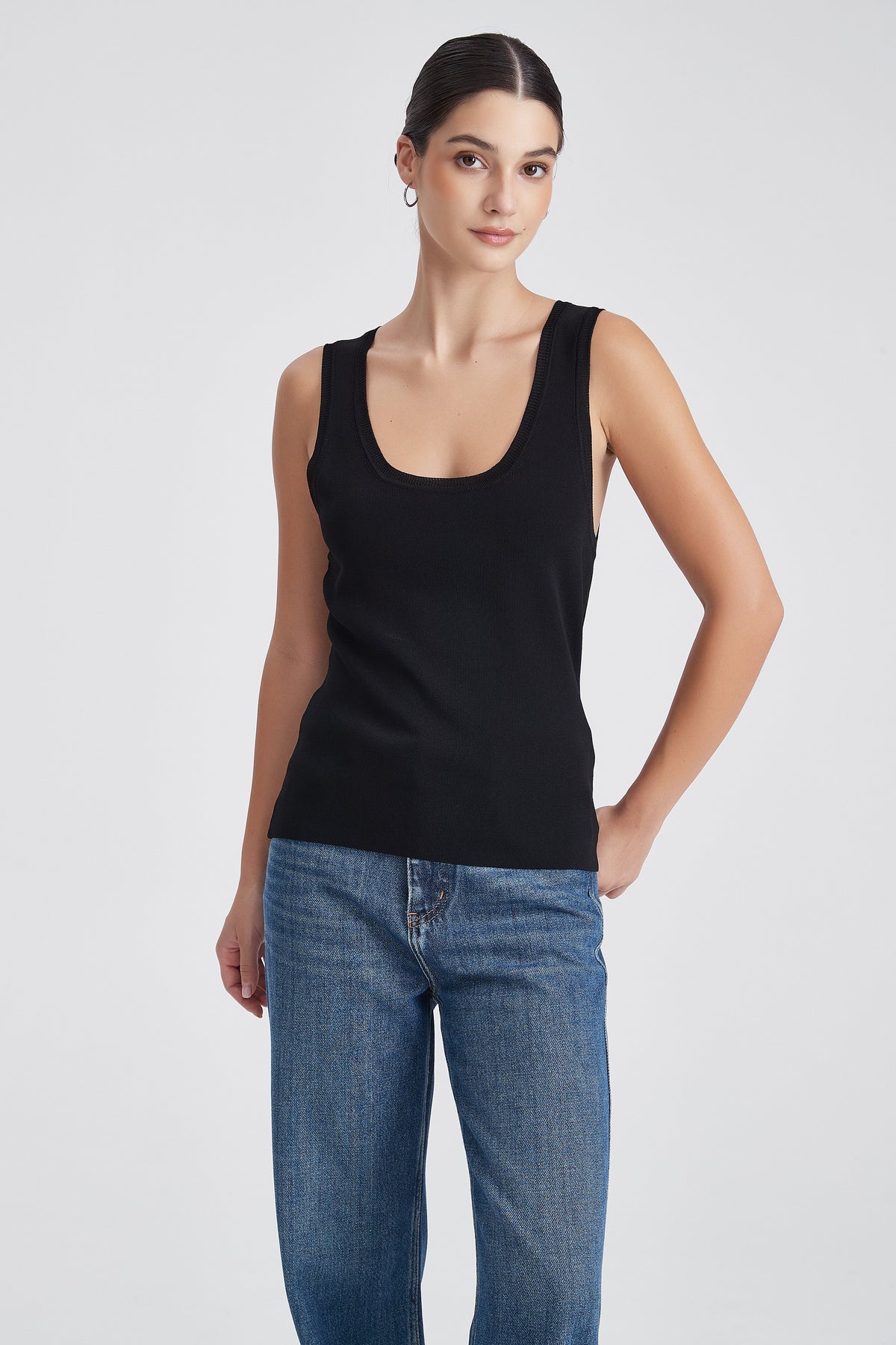 Sleeveless Knit Top with Round Neck