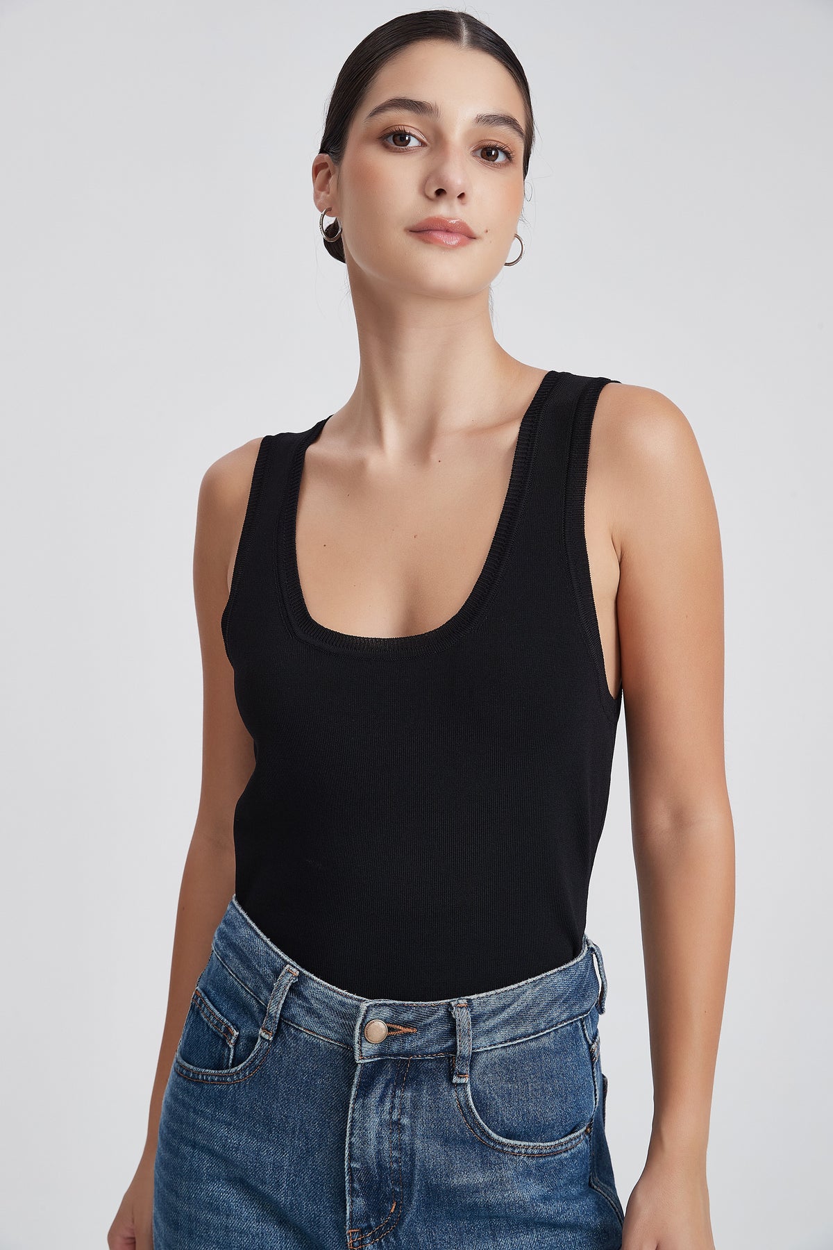 Sleeveless Knit Top with Round Neck