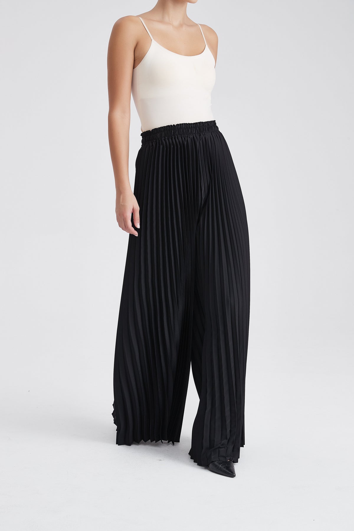 Wide-Leg Pleated Long Trousers