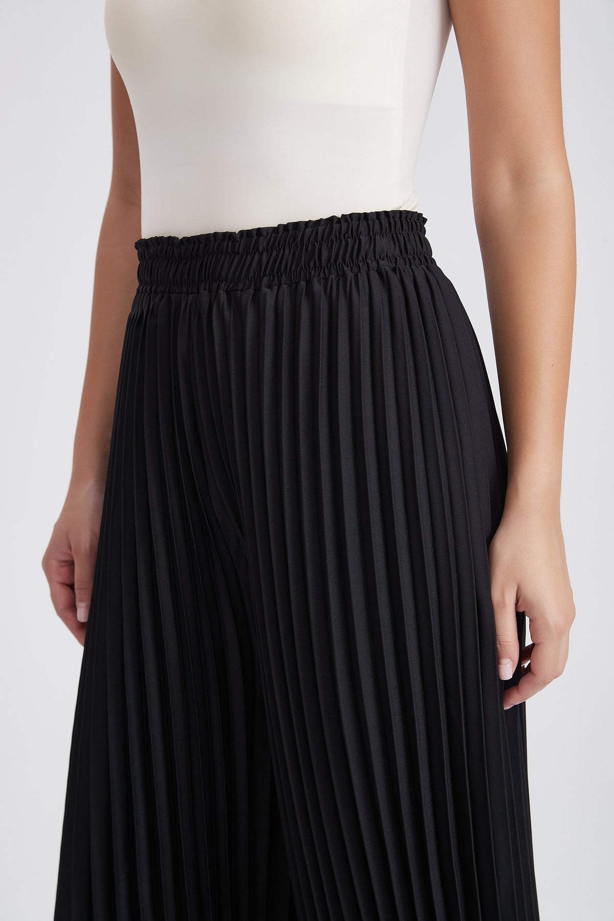 Wide-Leg Pleated Long Trousers