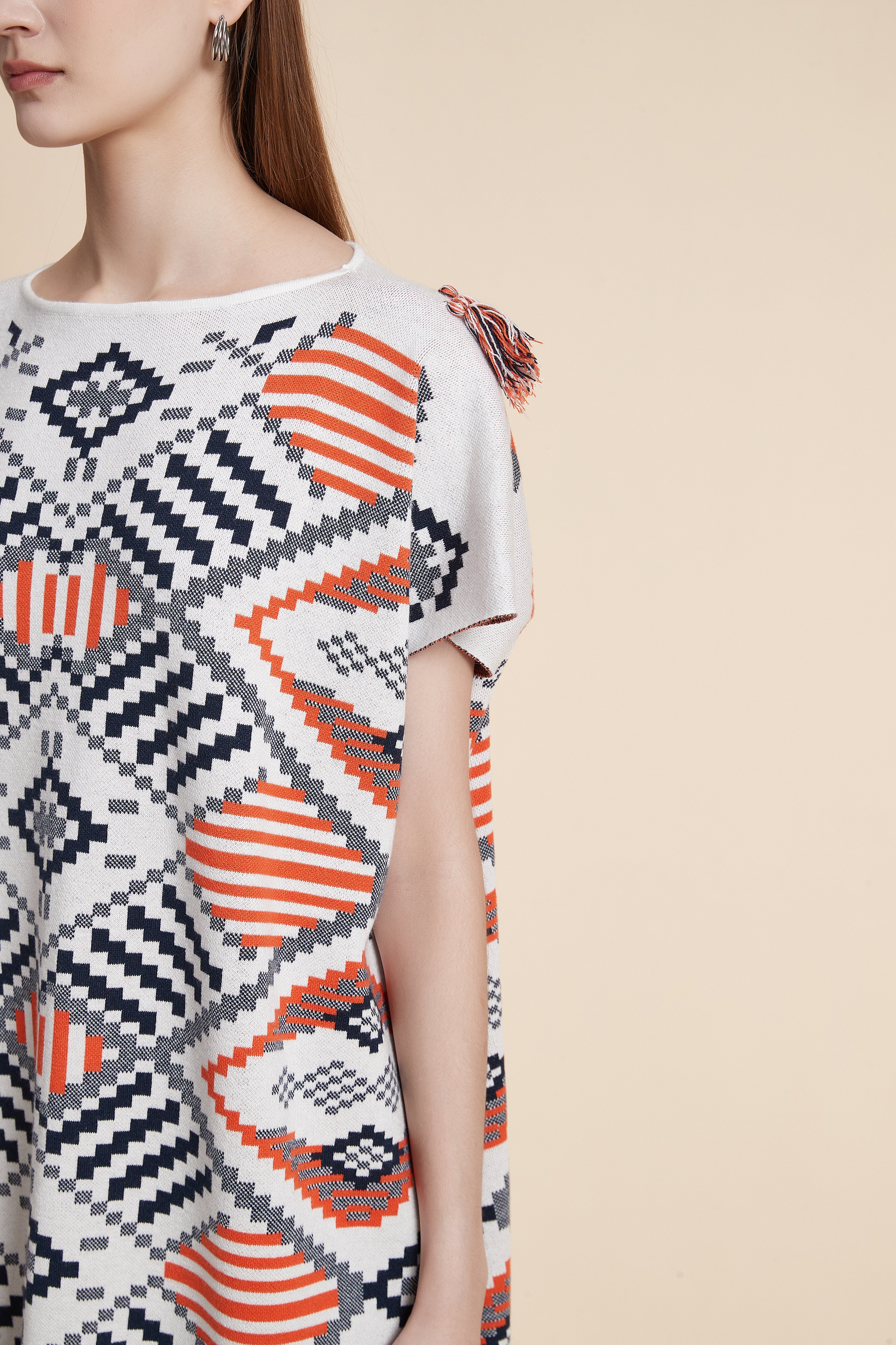 فستان قفطان نجدي محاك بتصميم هندسي وشرّابات