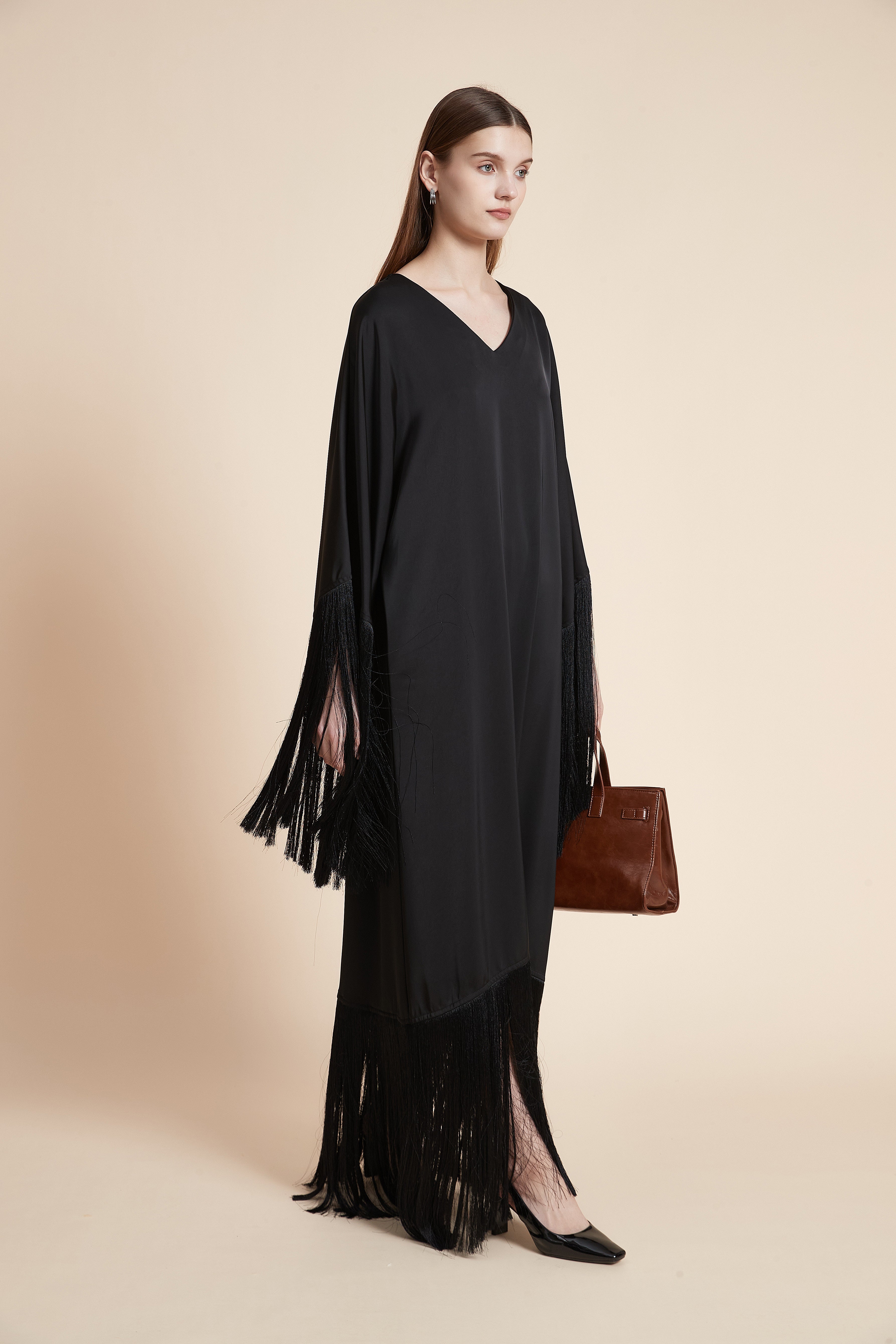 فستان ماكسي بأطراف شراشيب أنيقة