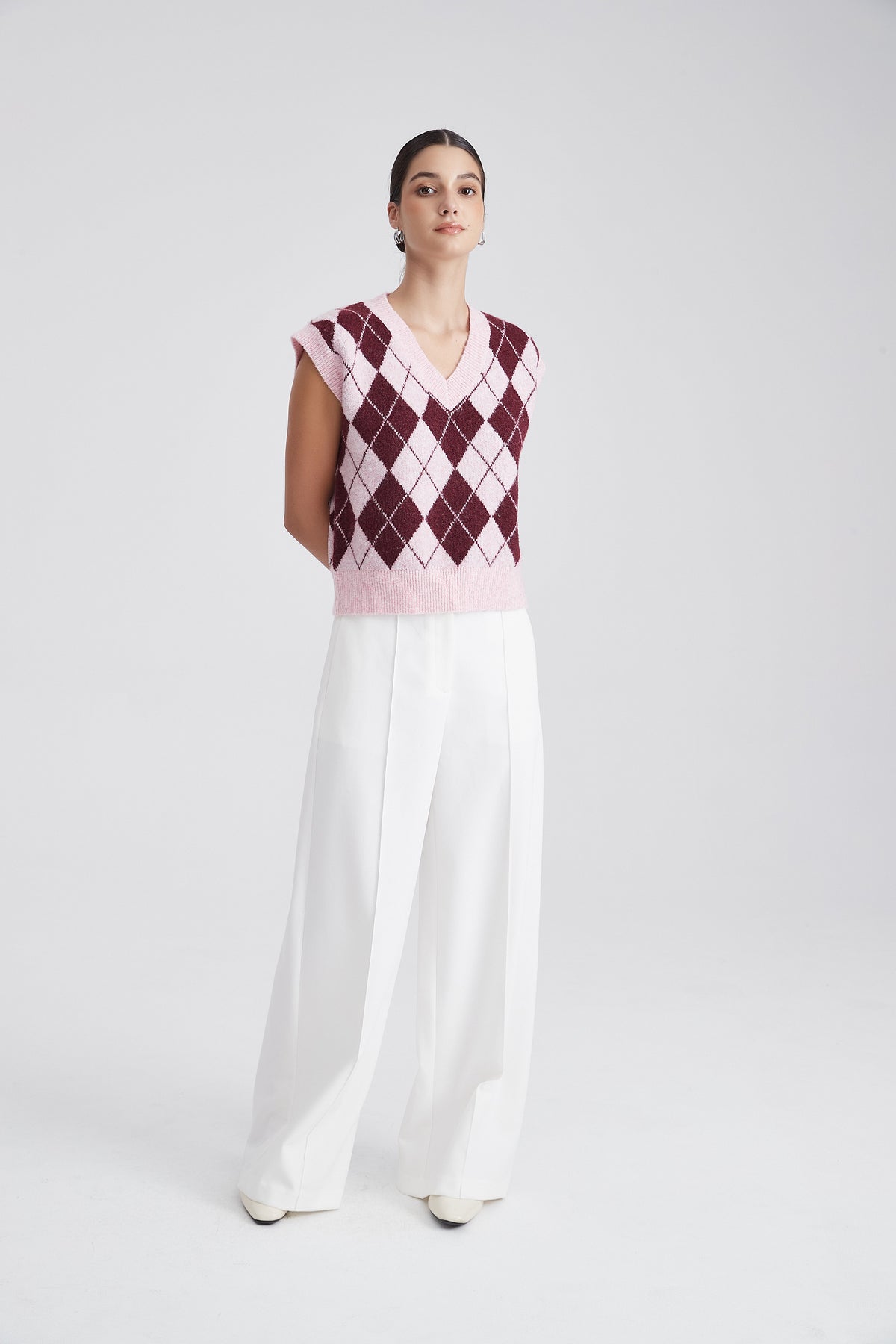 Sleeveless Knit Top with Diamond Pattern