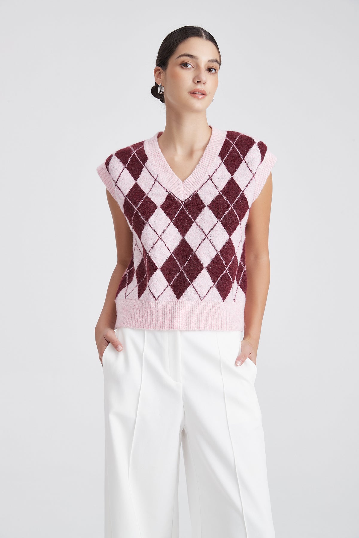Sleeveless Knit Top with Diamond Pattern