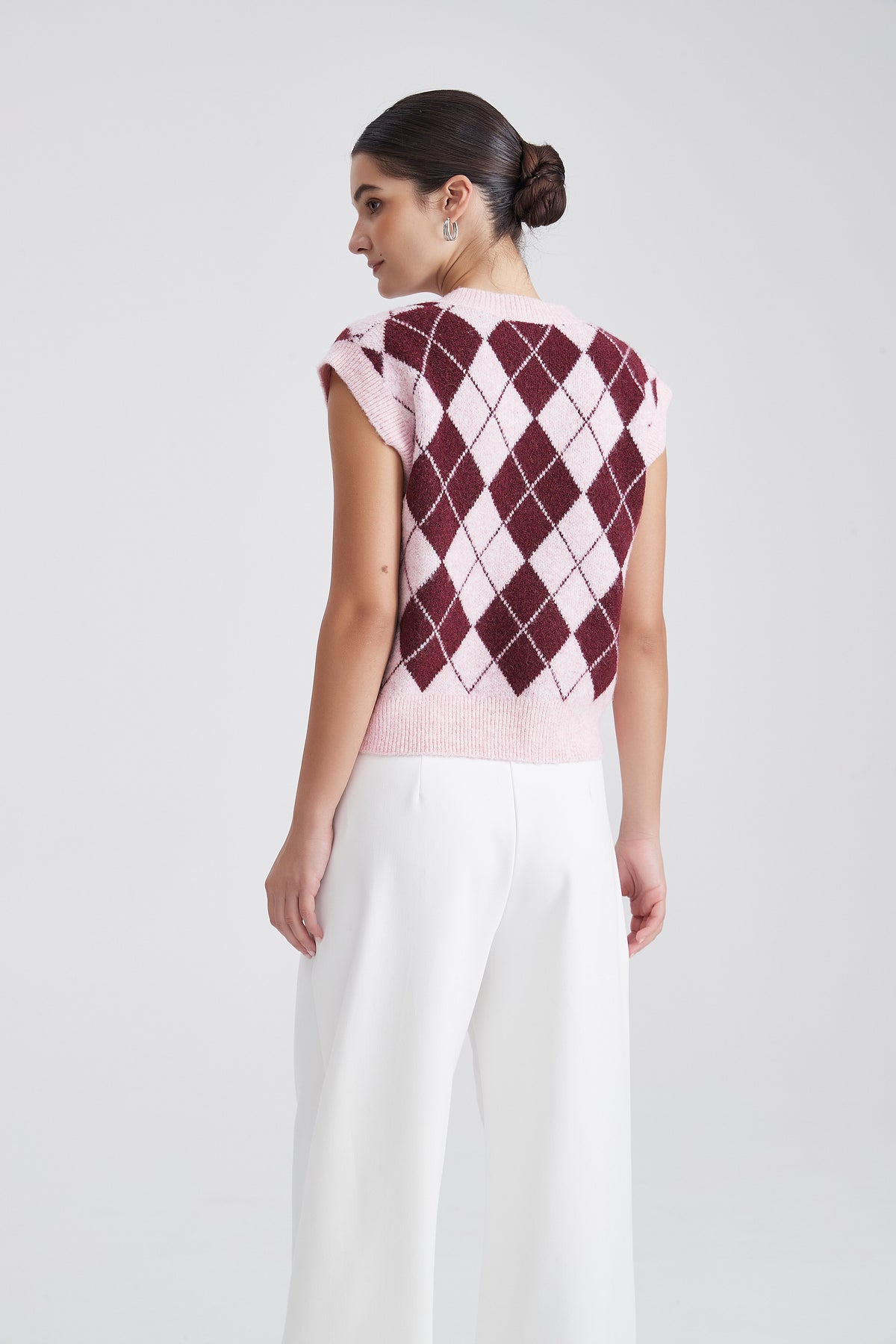 Sleeveless Knit Top with Diamond Pattern