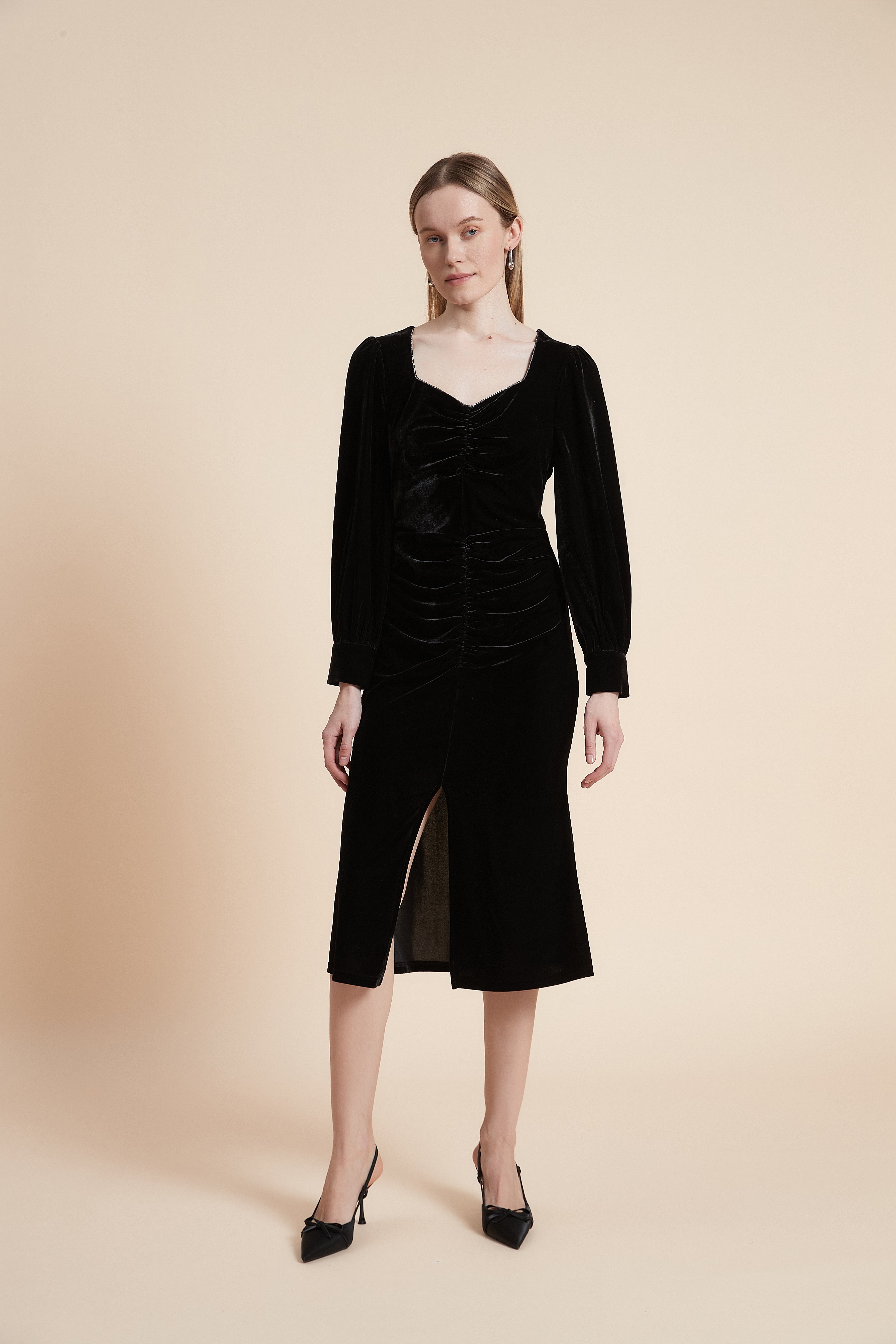 فستان بطول الركبة بأكمام طويلة