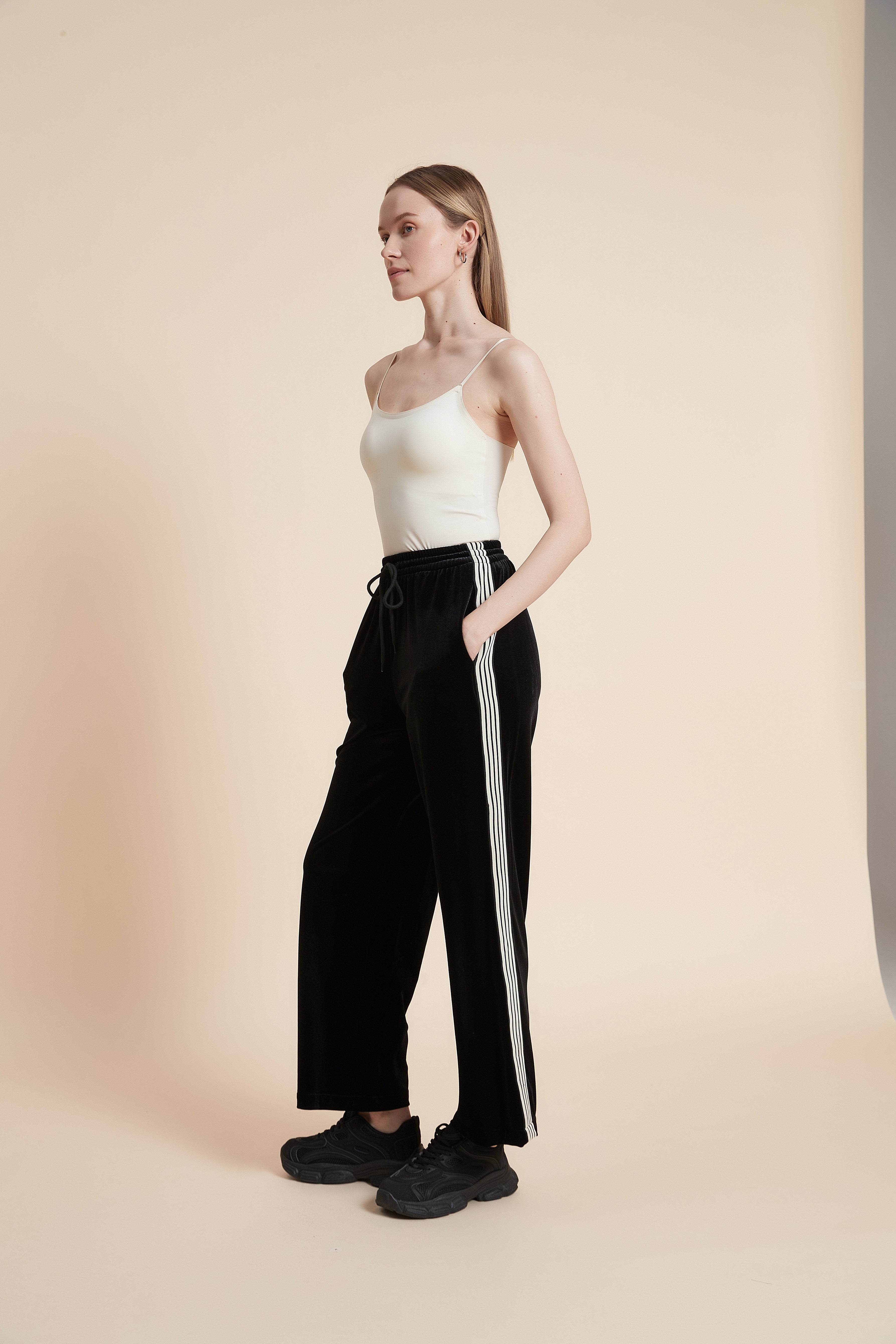 Plain Wide-Leg Trousers