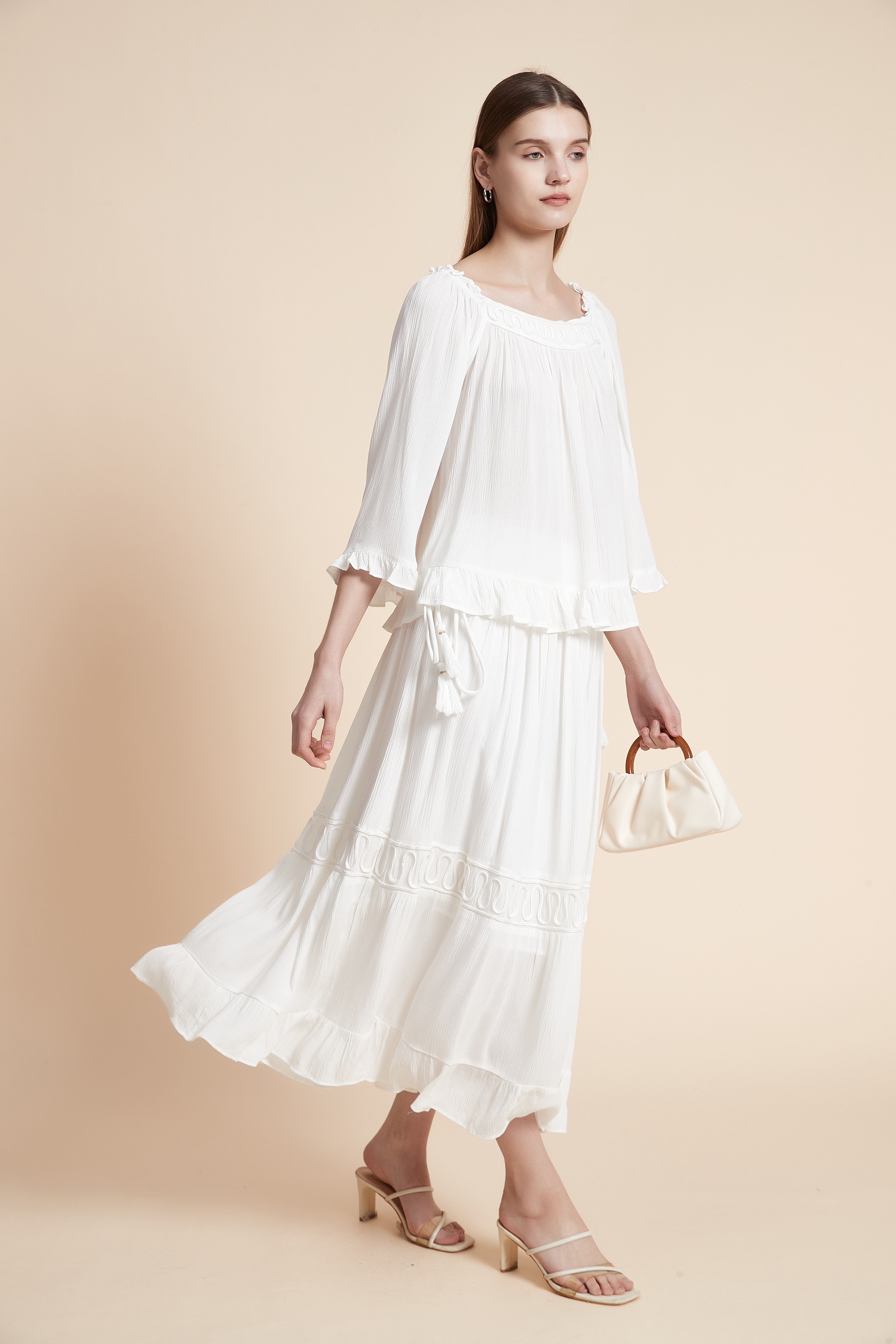 بلوزة مطرزة بأكمام طويلة ياقة مربعة