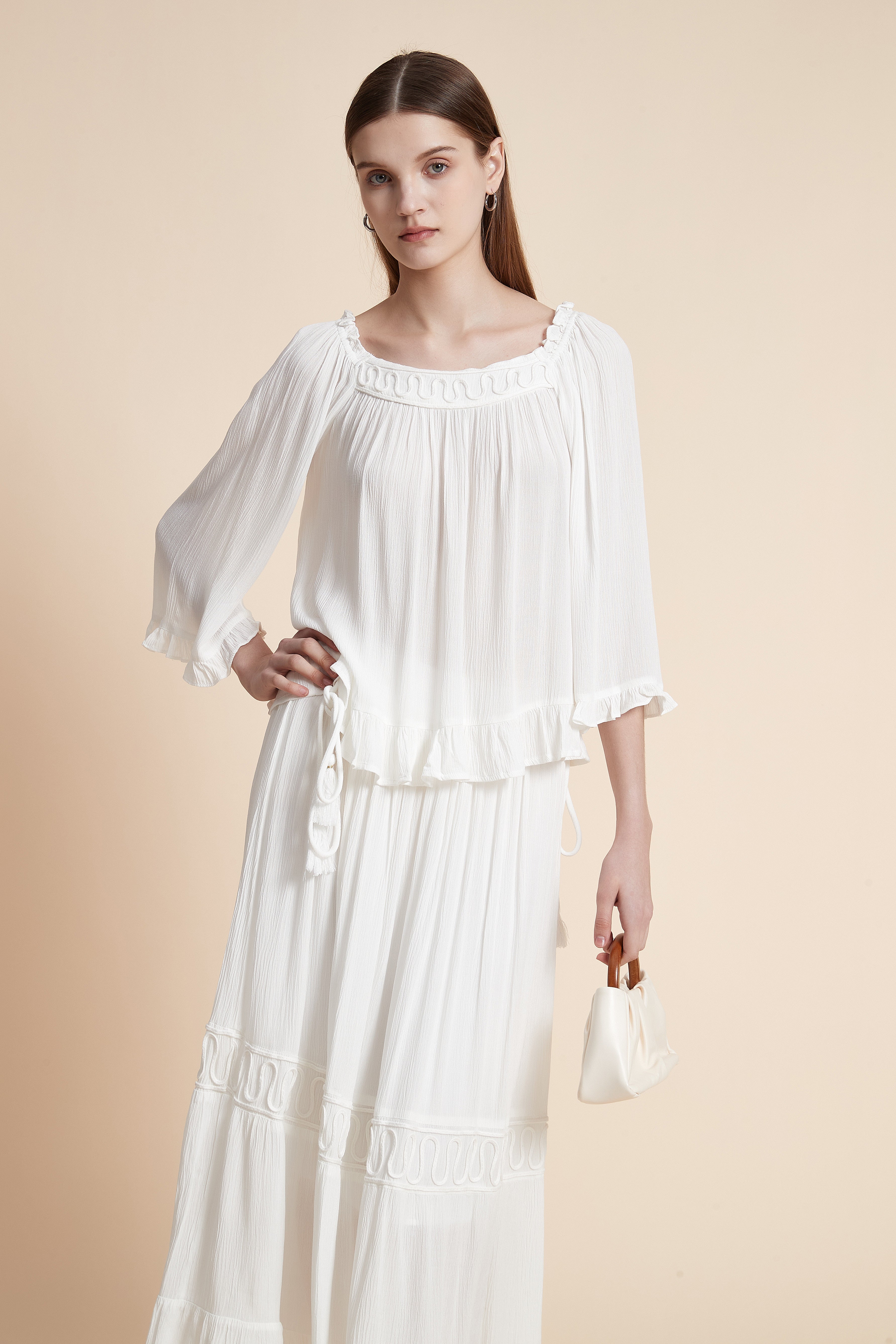 بلوزة مطرزة بأكمام طويلة ياقة مربعة