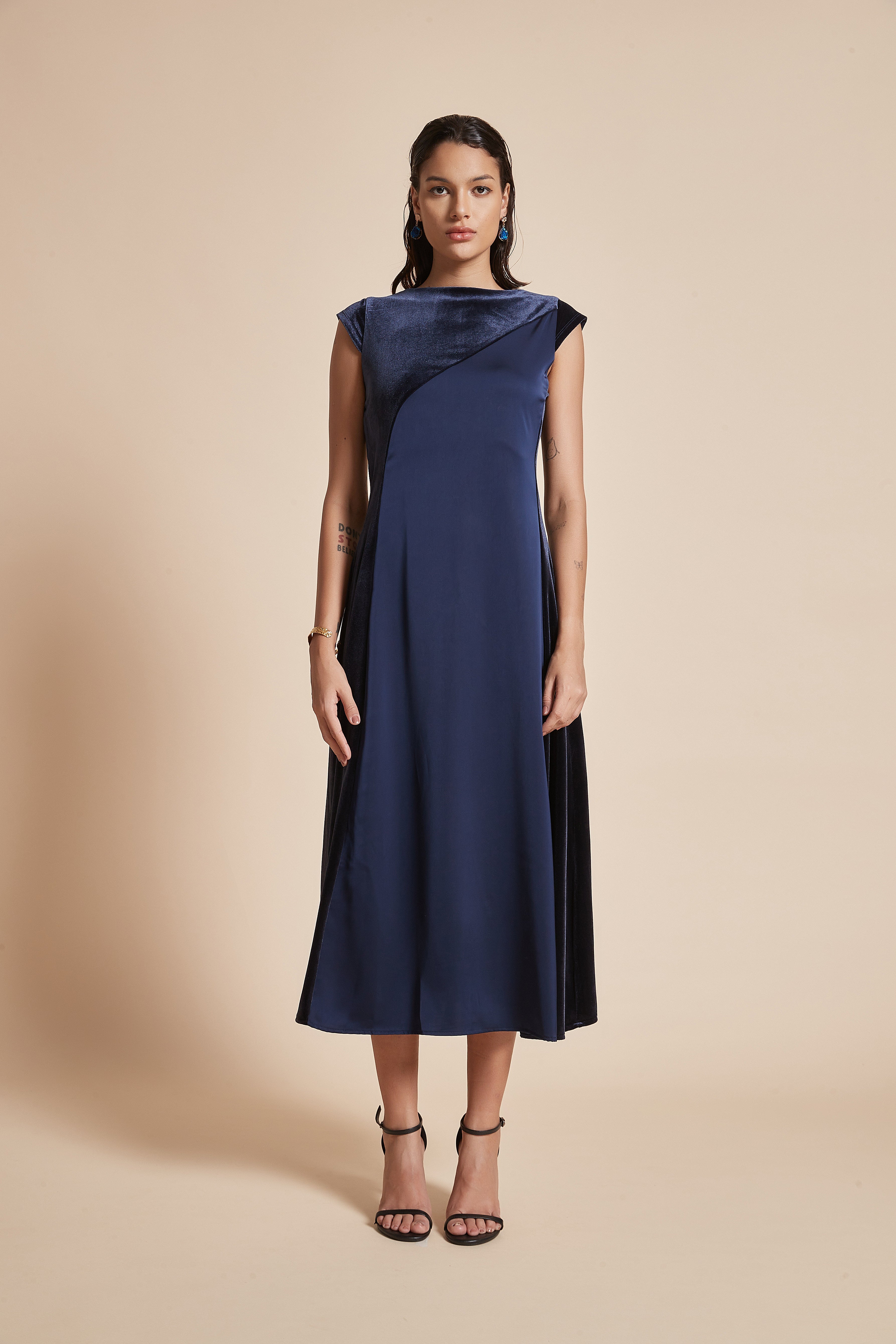 Plain Midi Women'S Dress With Sleeveless Style And Round Neckline