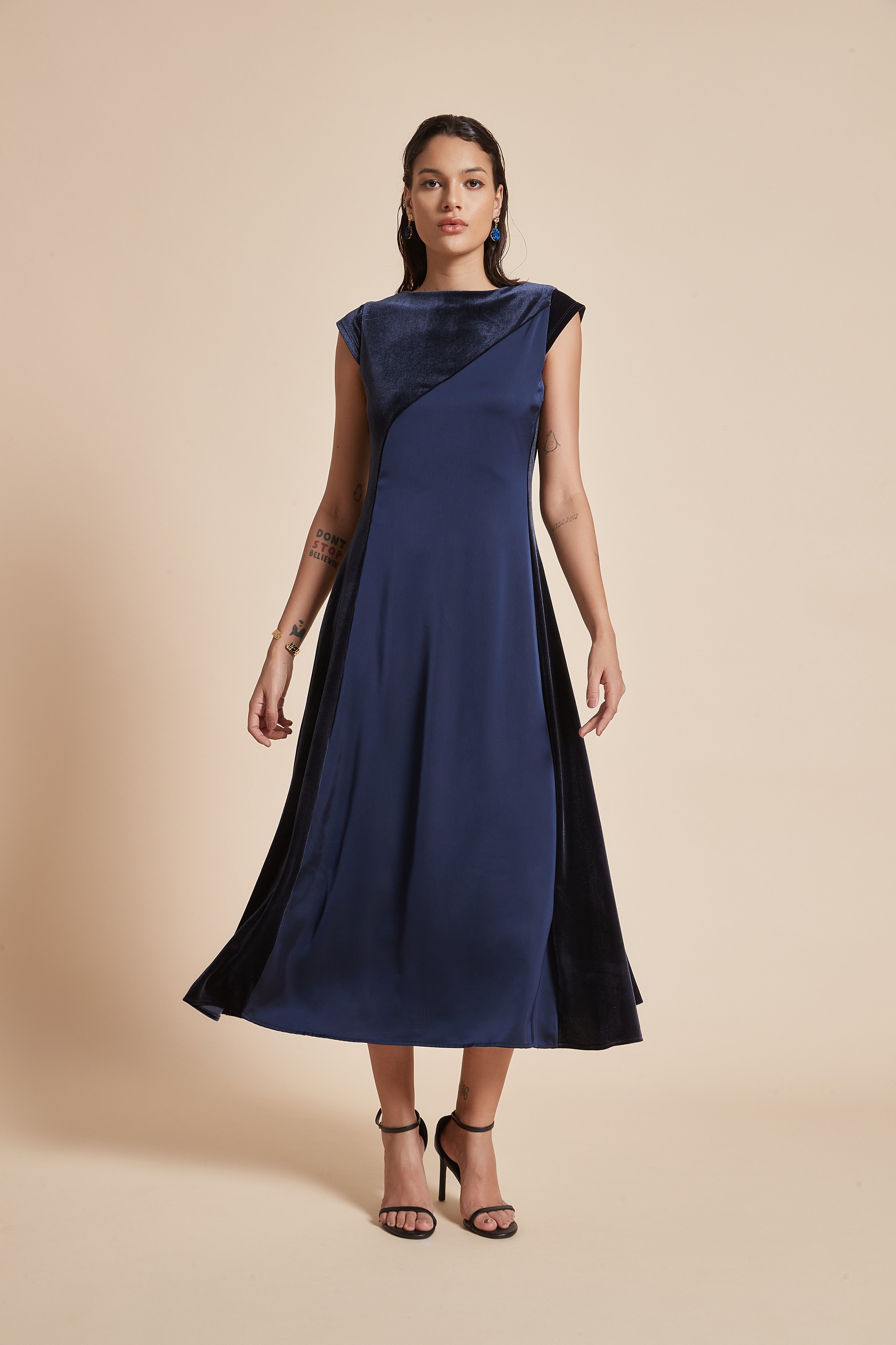 Plain Midi Women'S Dress With Sleeveless Style And Round Neckline