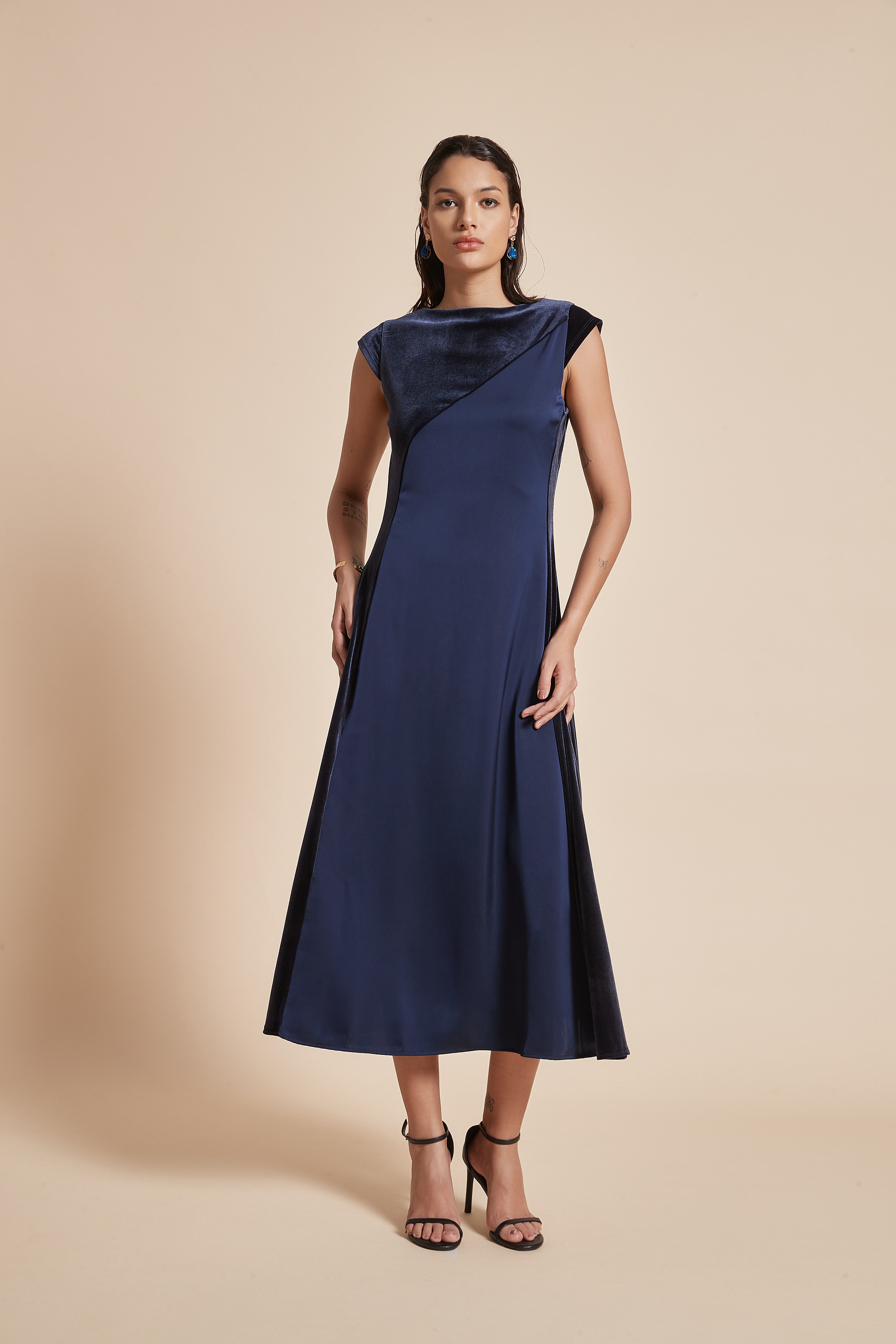 Plain Midi Women'S Dress With Sleeveless Style And Round Neckline