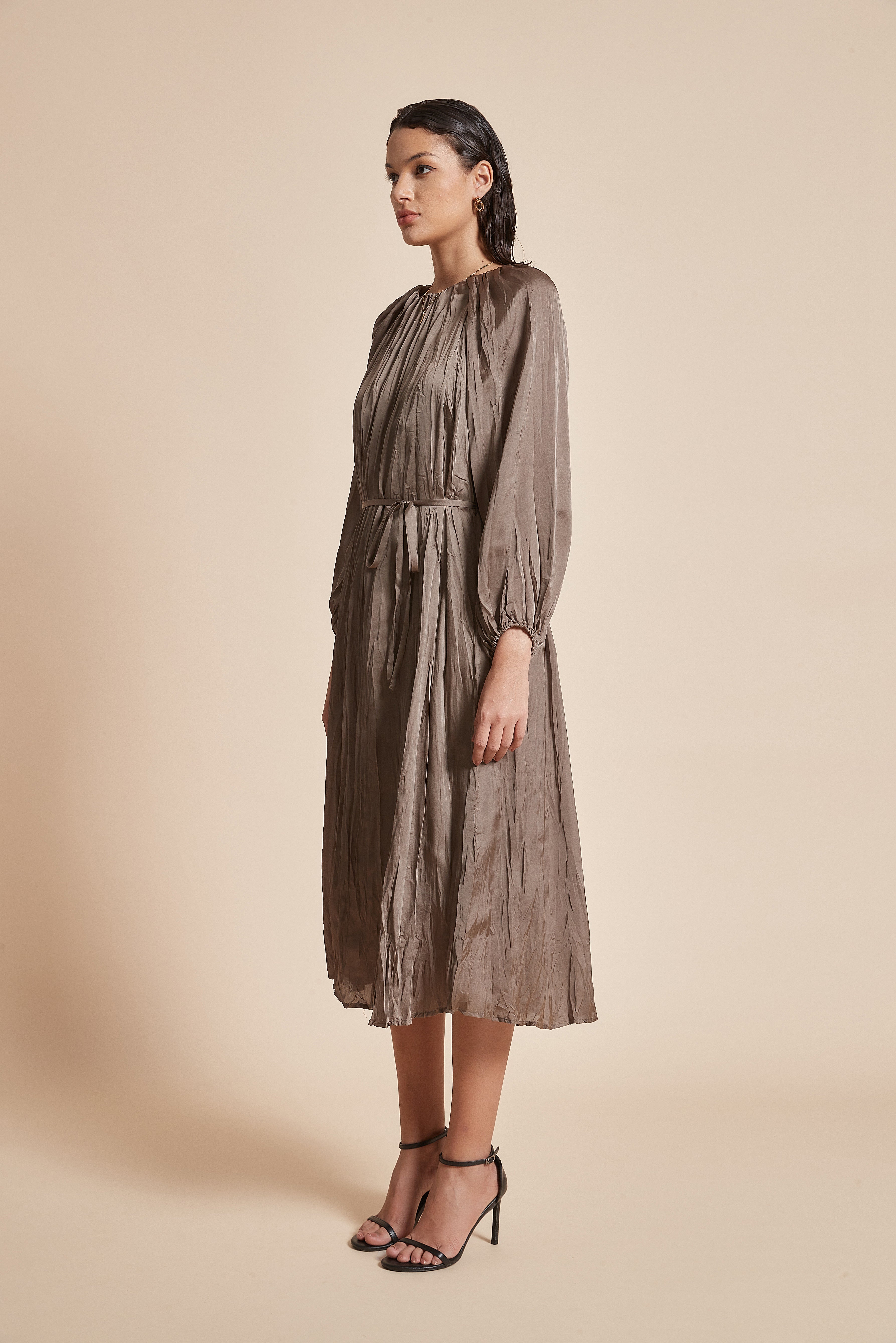 Chic Midi Dress with Belt: Long Sleeves for Effortless Style