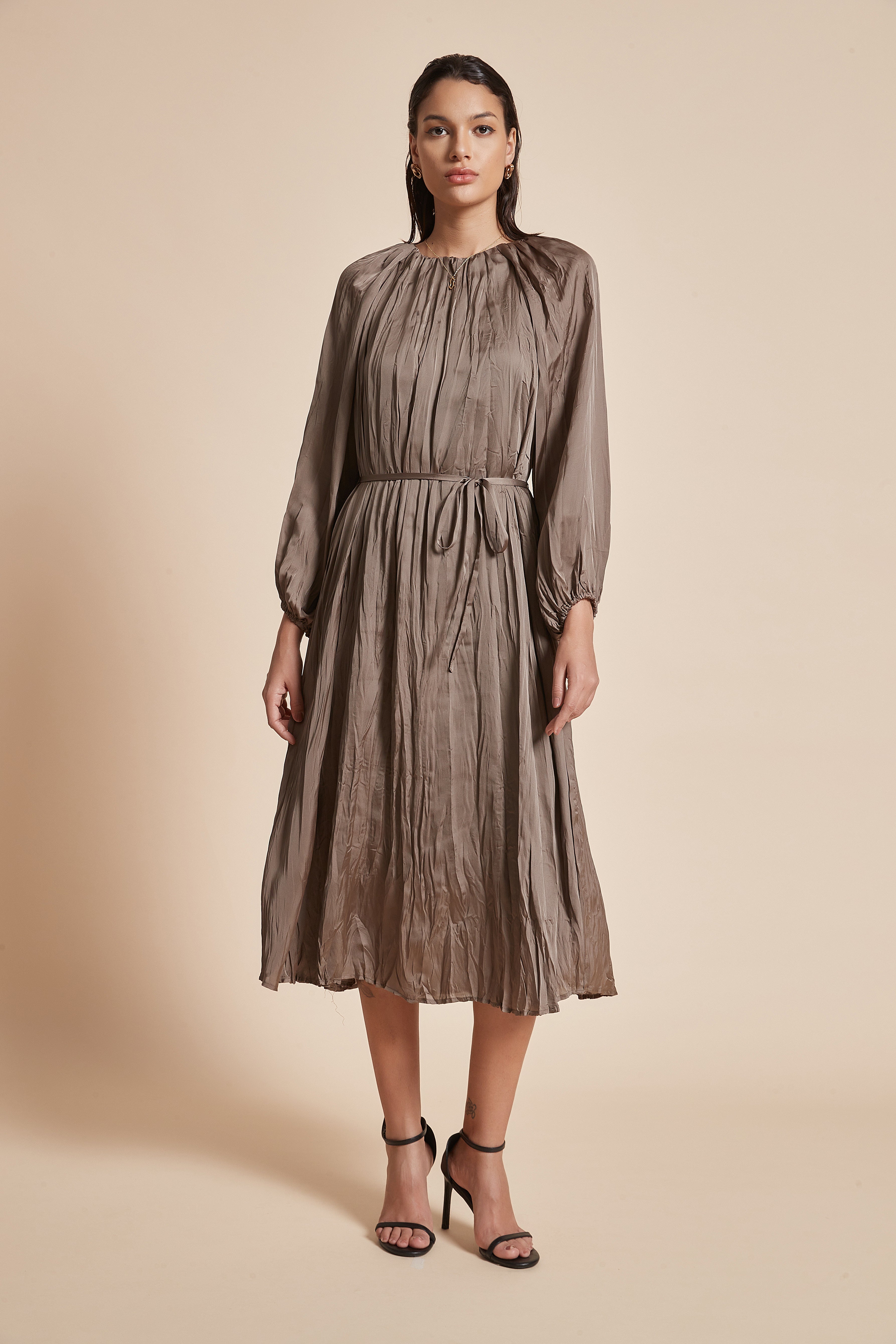 Chic Midi Dress with Belt: Long Sleeves for Effortless Style