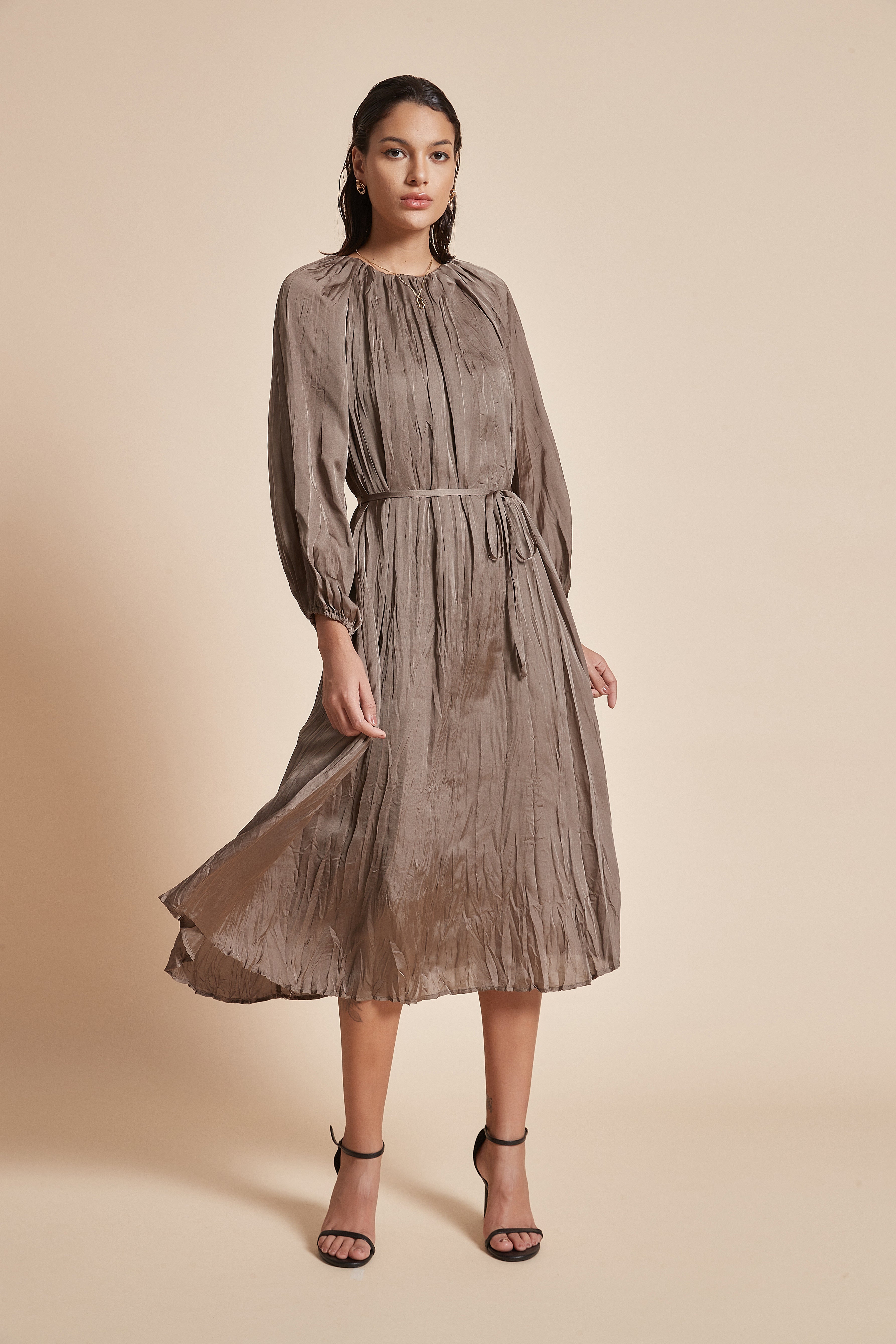 Chic Midi Dress with Belt: Long Sleeves for Effortless Style
