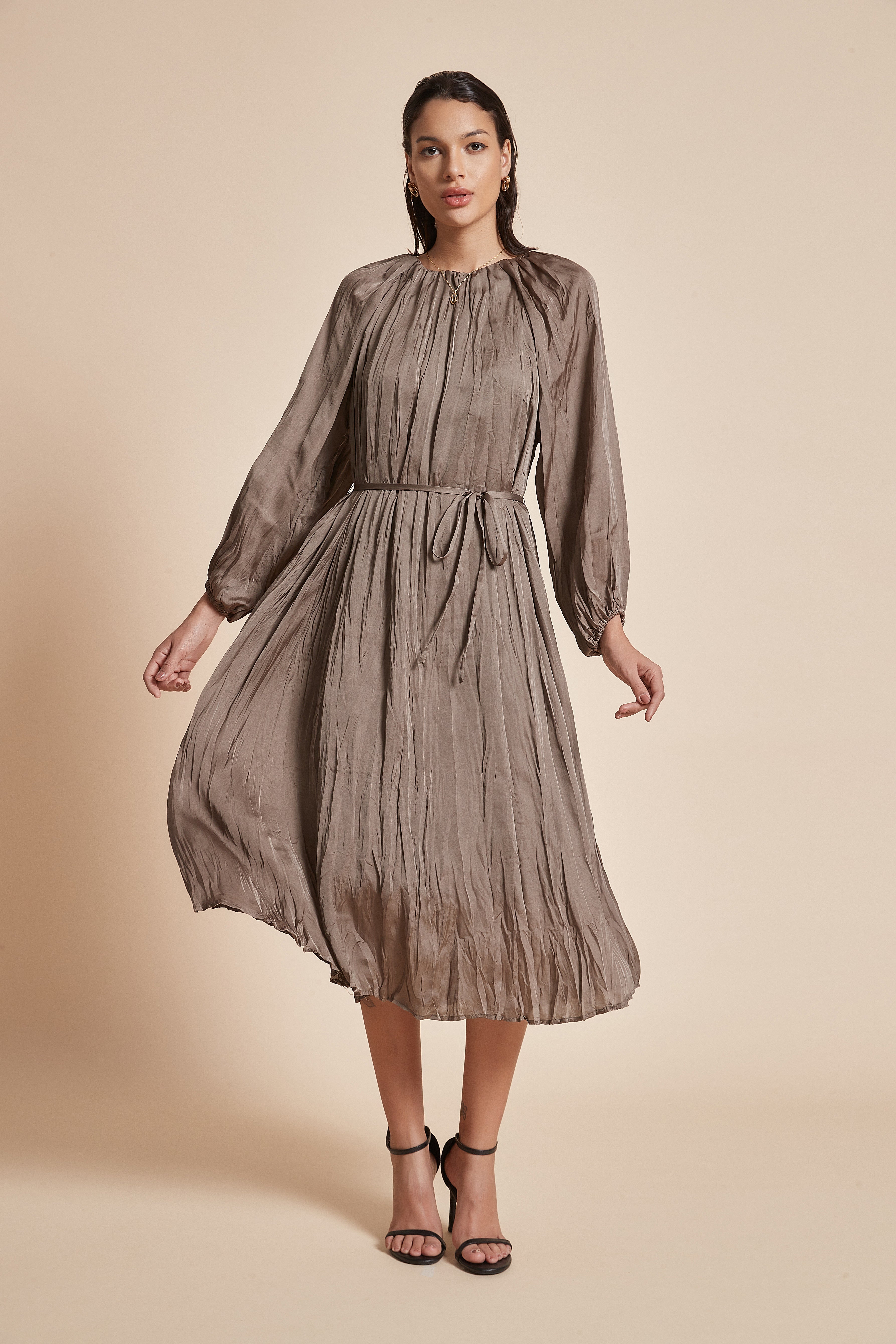 Chic Midi Dress with Belt: Long Sleeves for Effortless Style