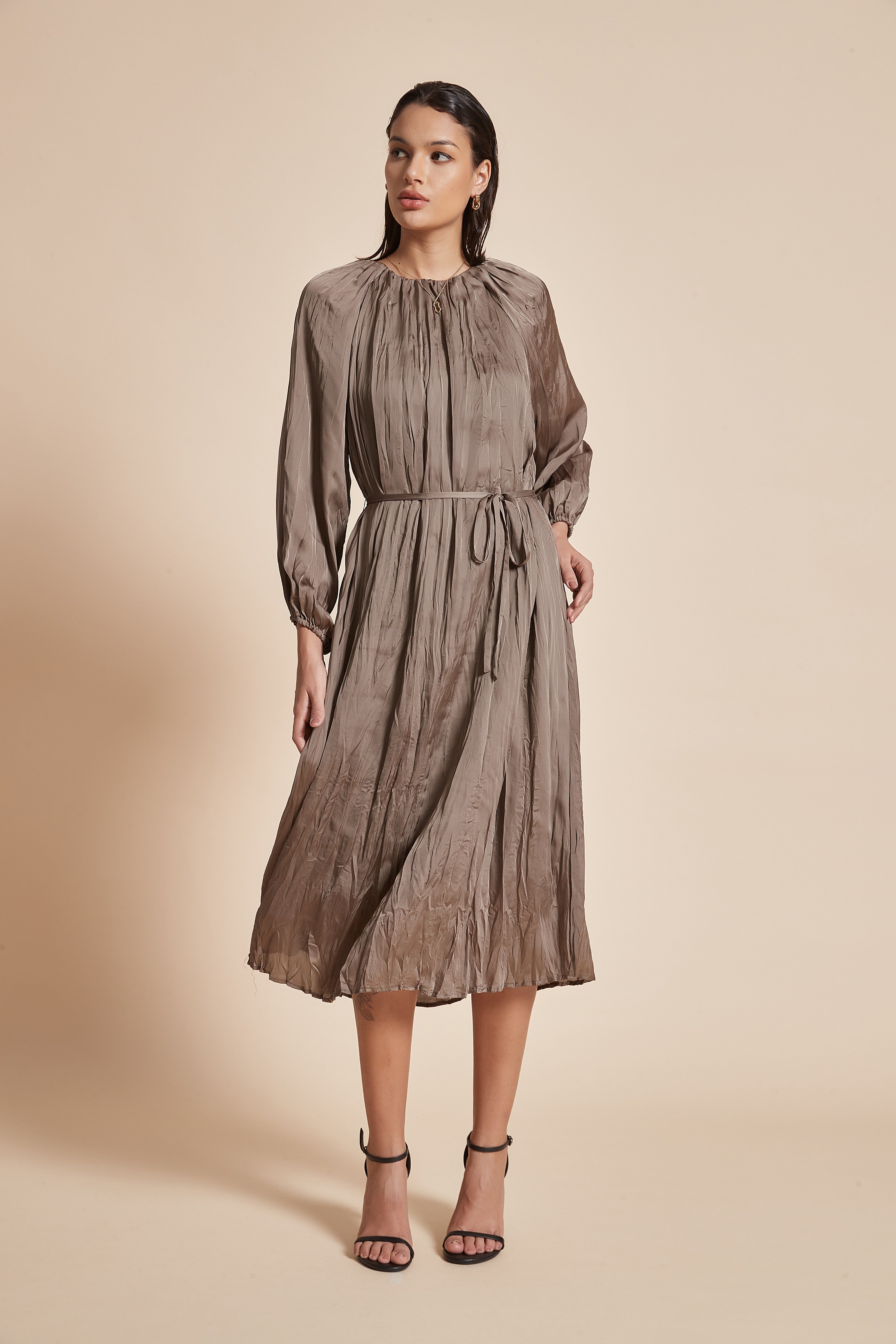 Chic Midi Dress with Belt: Long Sleeves for Effortless Style