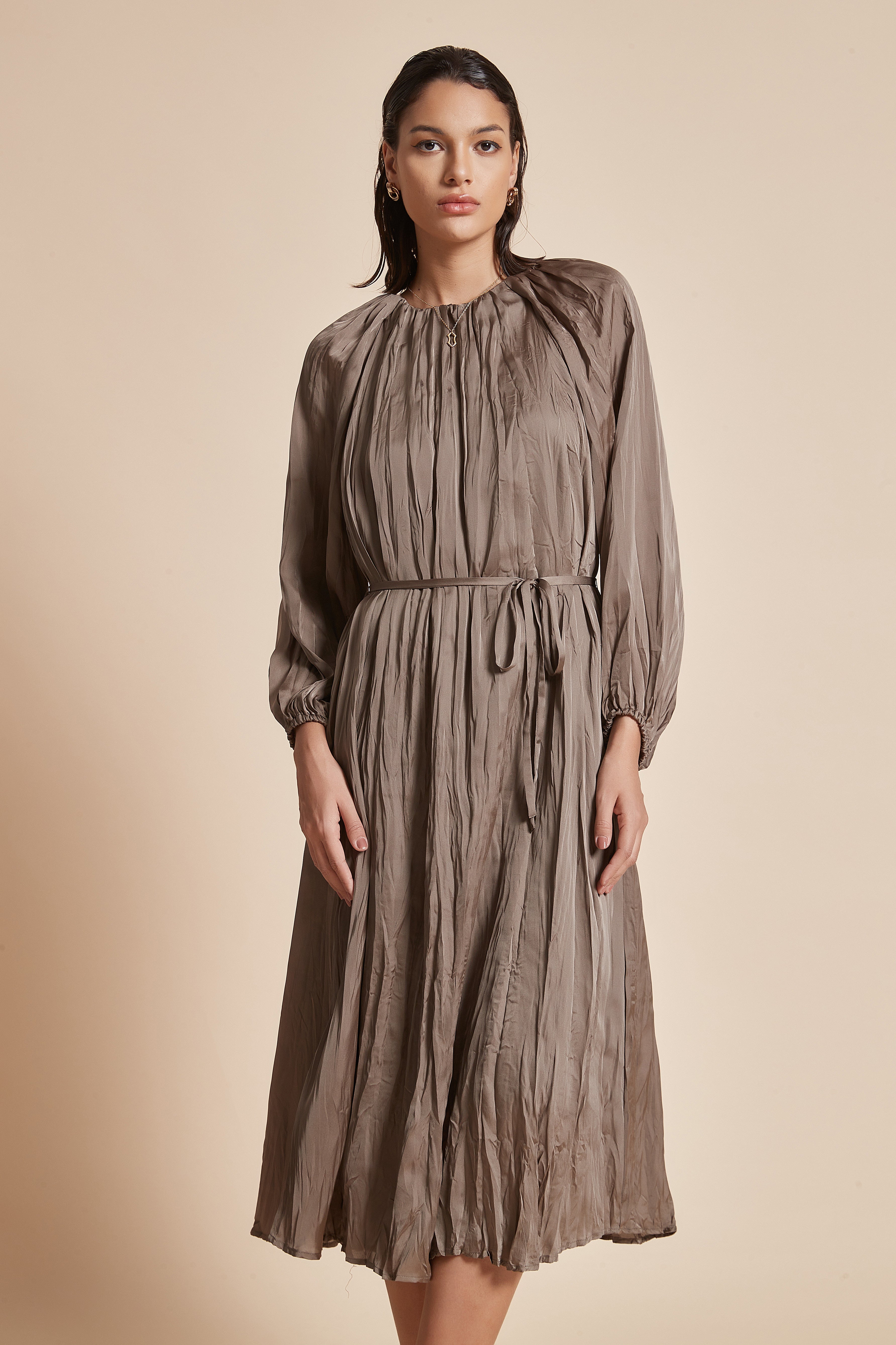 Chic Midi Dress with Belt: Long Sleeves for Effortless Style