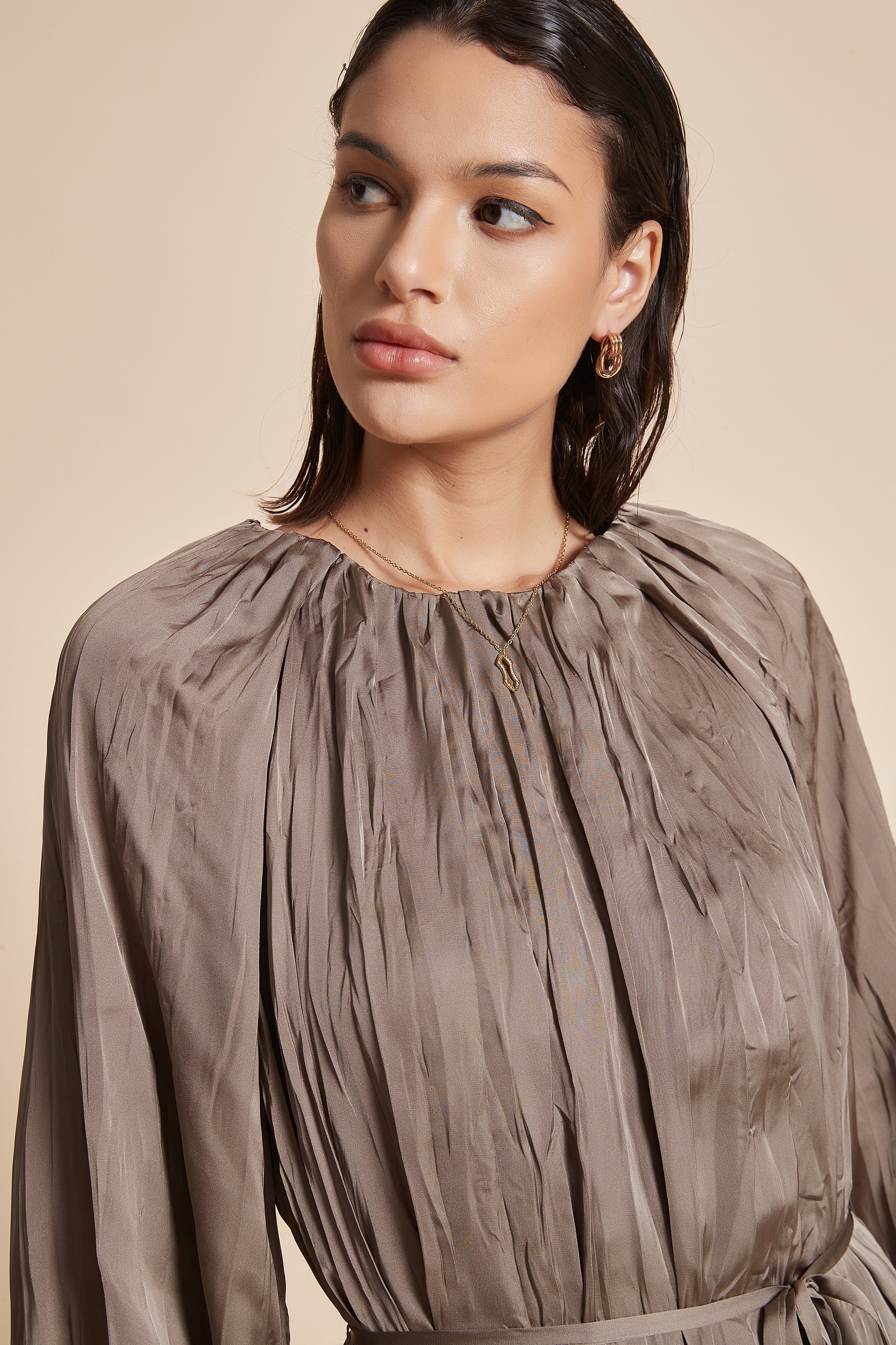 Chic Midi Dress with Belt: Long Sleeves for Effortless Style