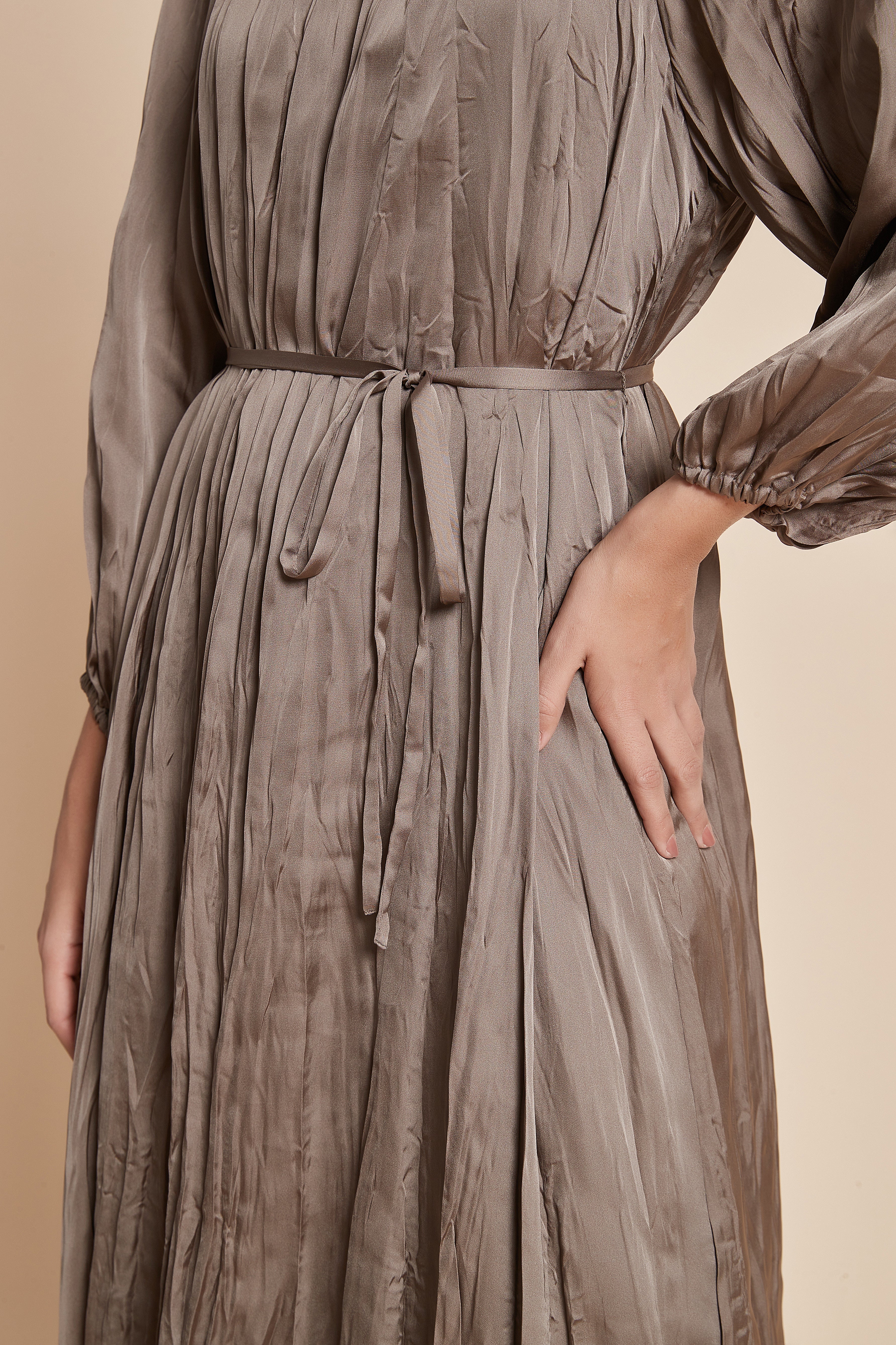 Chic Midi Dress with Belt: Long Sleeves for Effortless Style