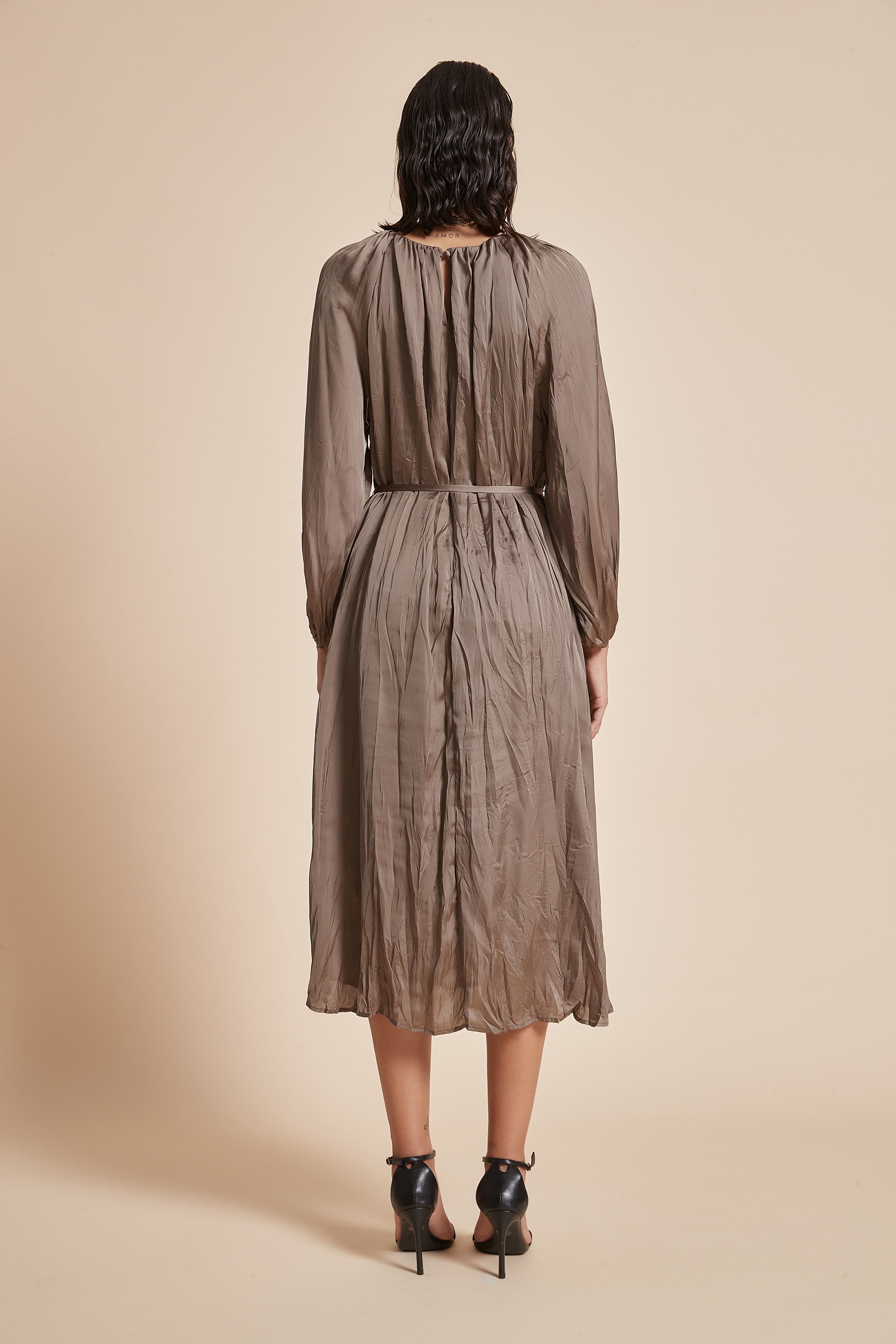 Chic Midi Dress with Belt: Long Sleeves for Effortless Style