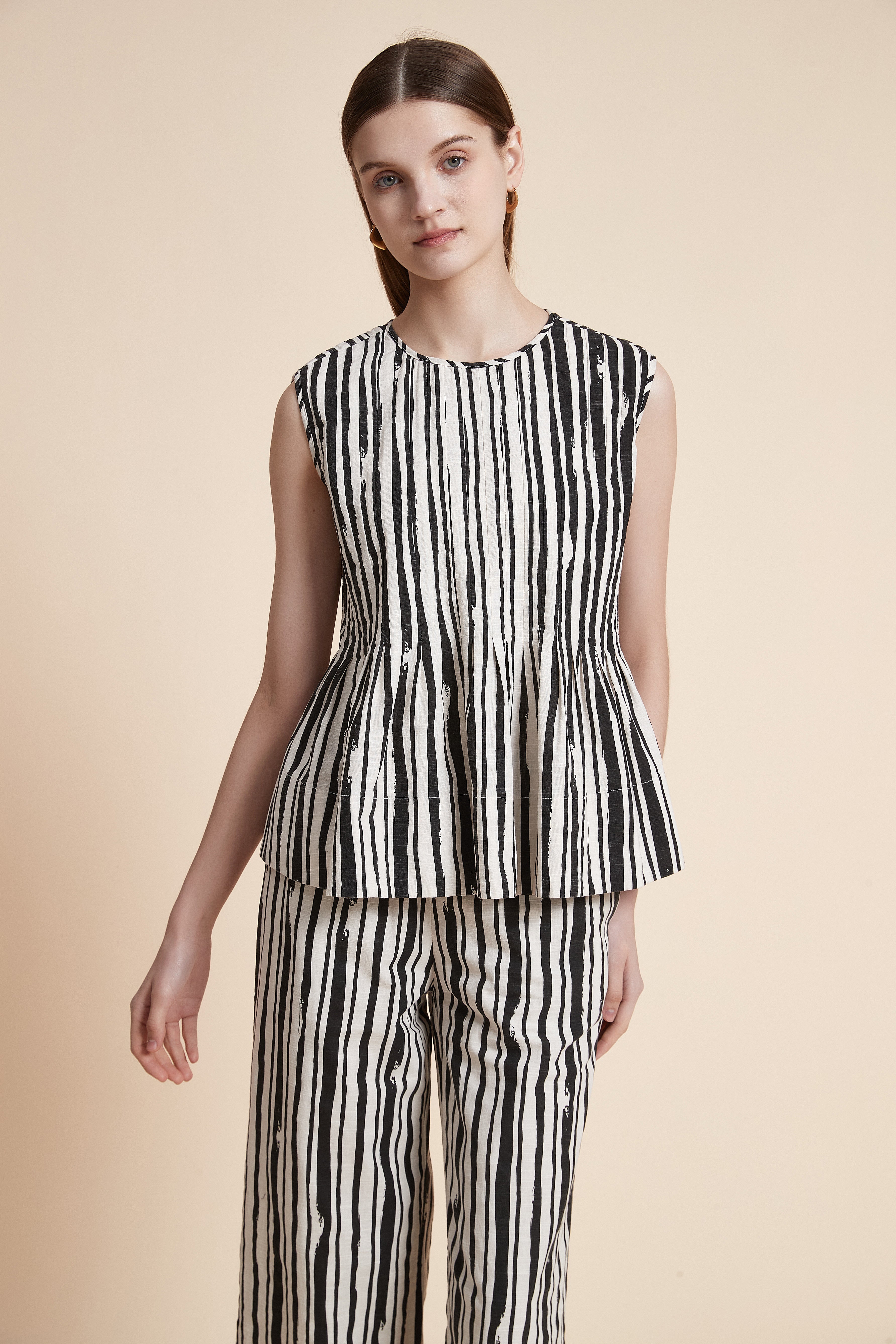 بلوزة مخططة بدون أكمام