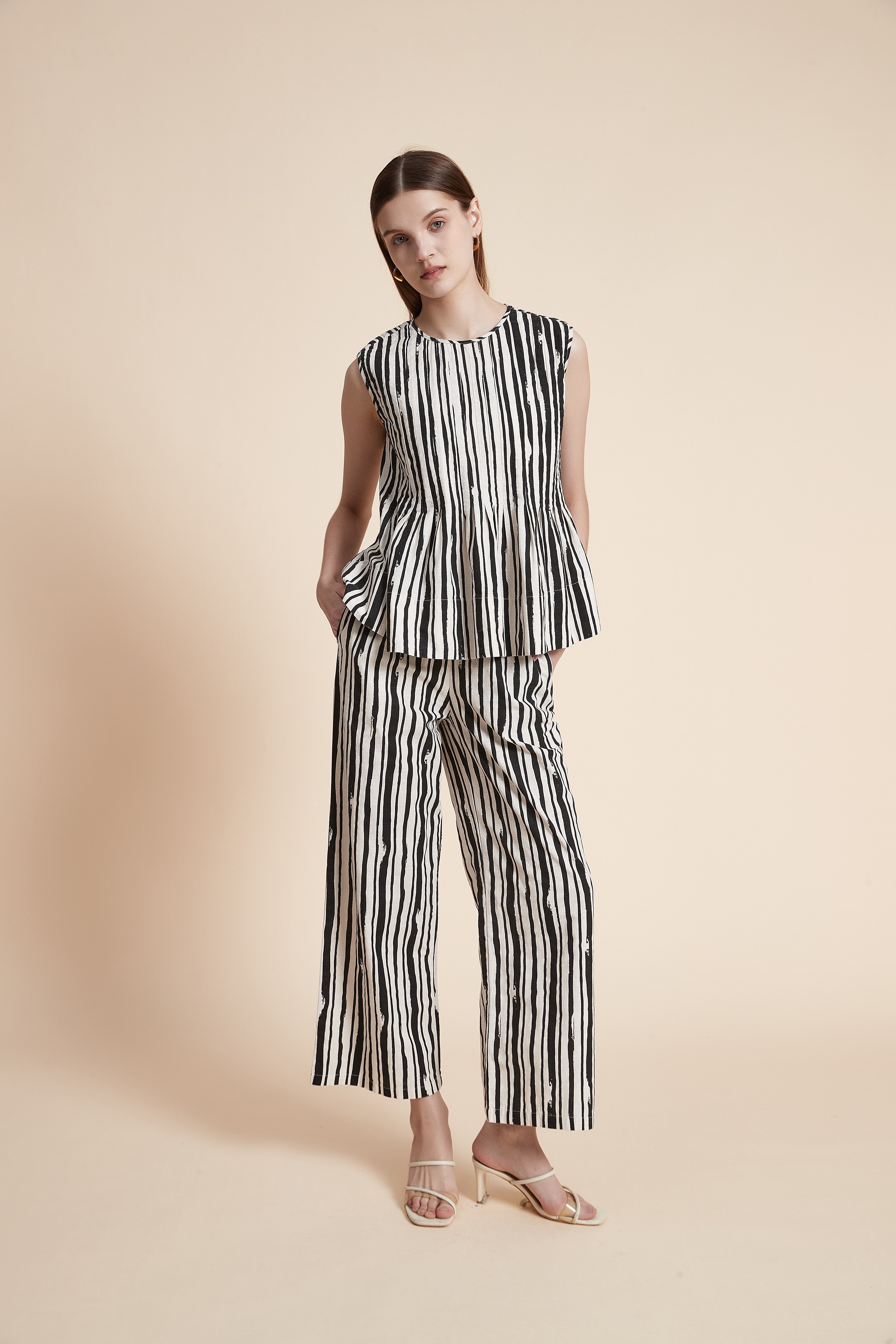 بلوزة مخططة بدون أكمام