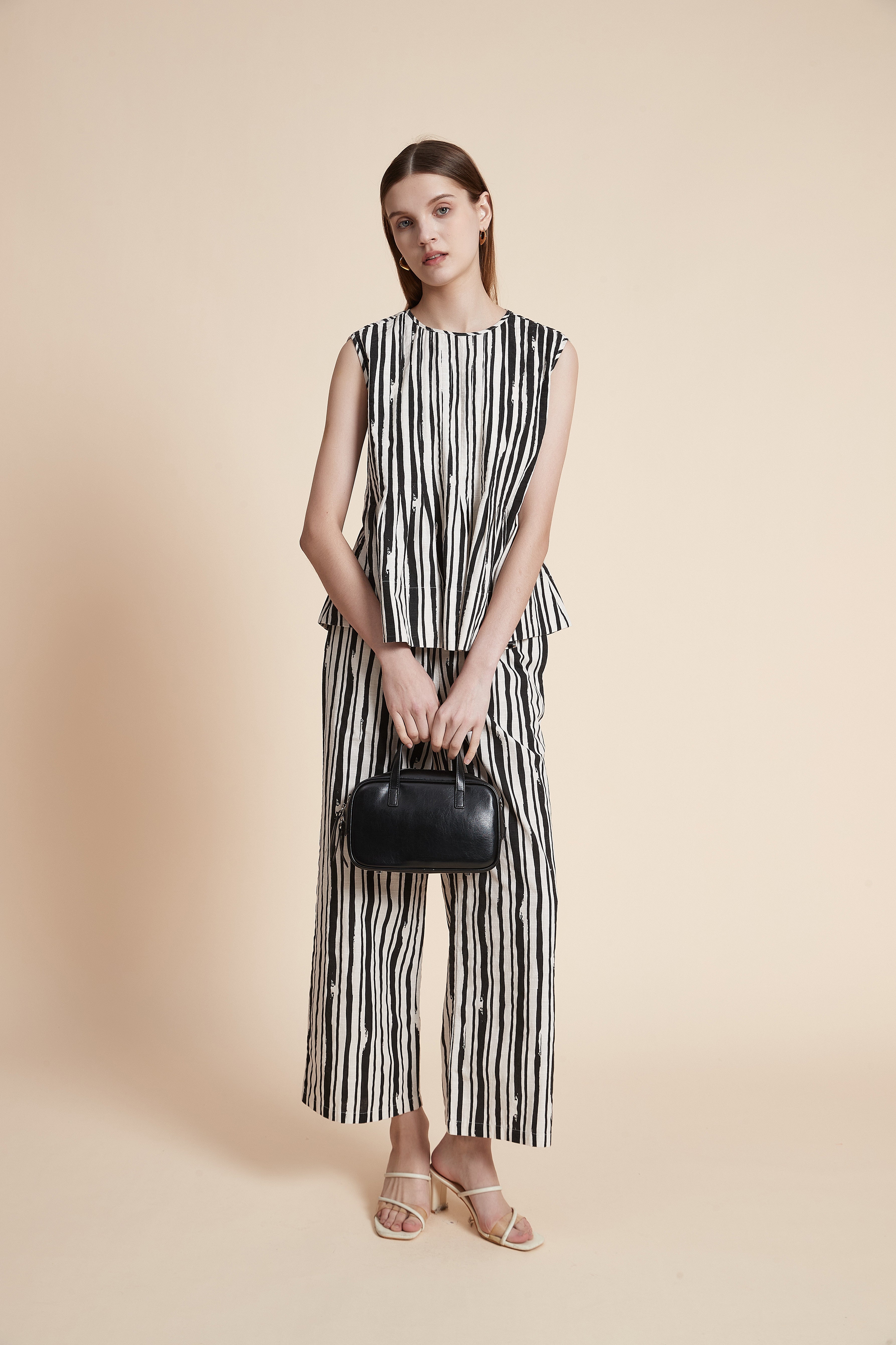 بلوزة مخططة بدون أكمام