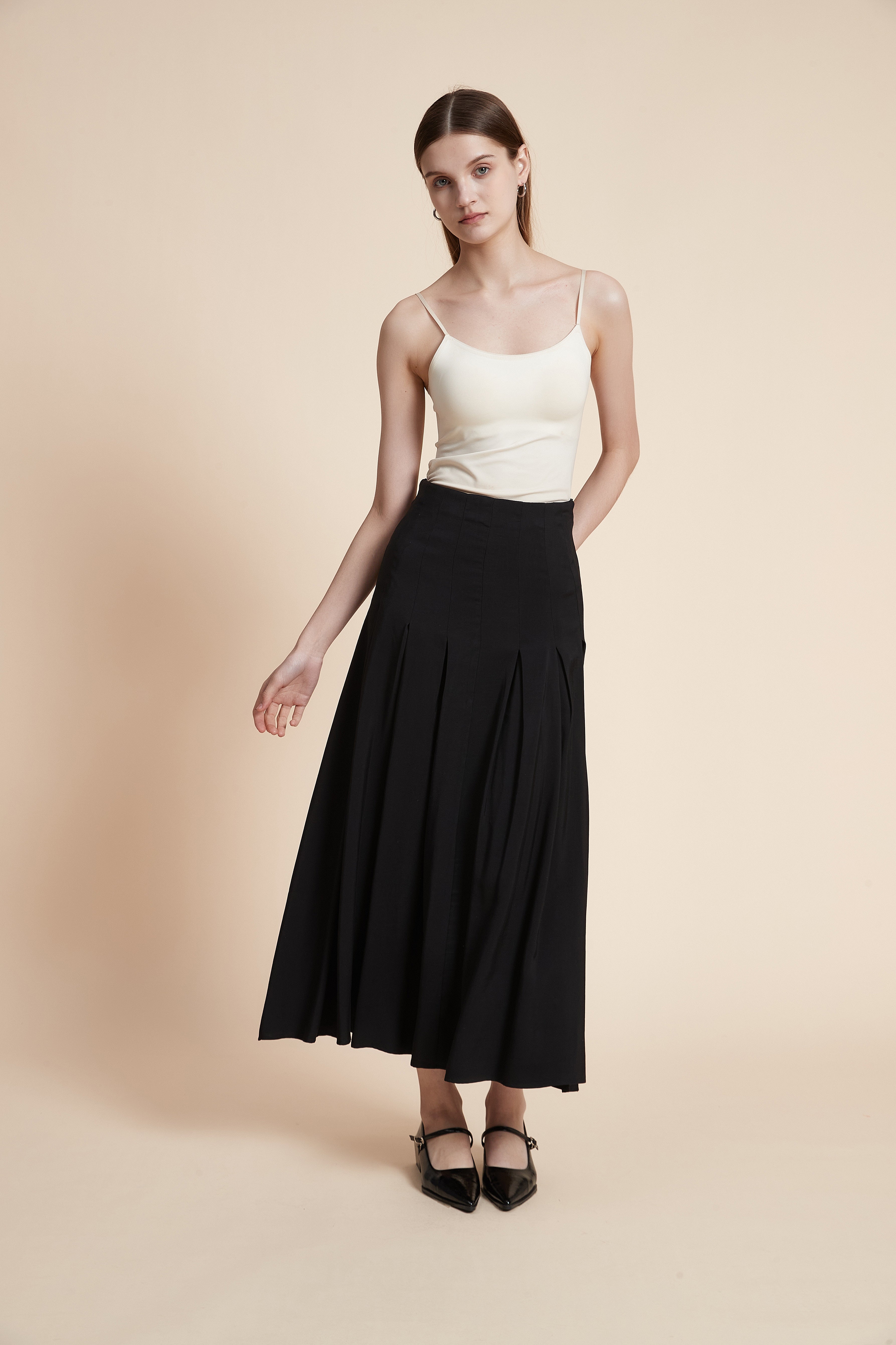 تنورة طويلة سادة مطوية