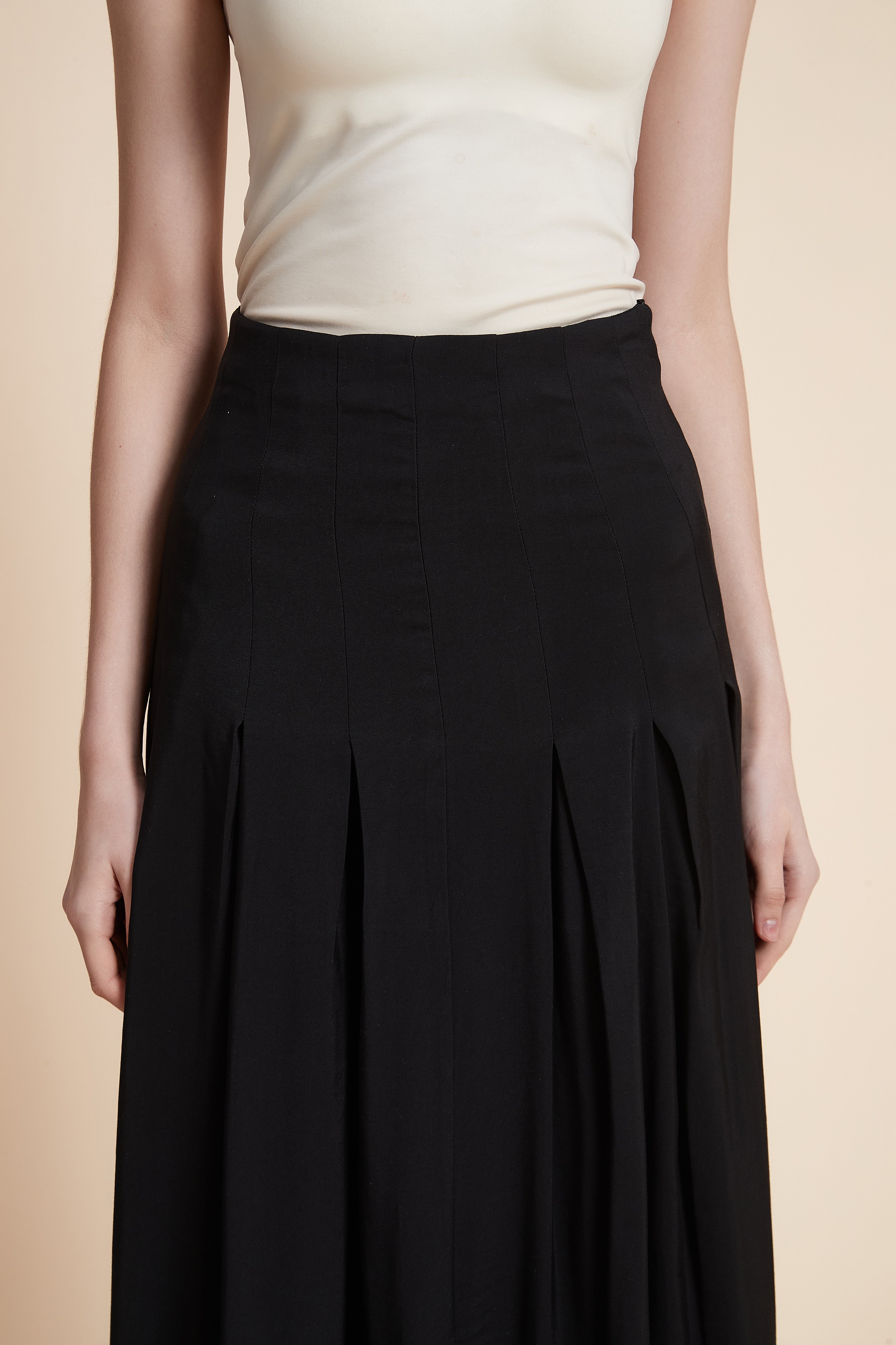 تنورة طويلة سادة مطوية