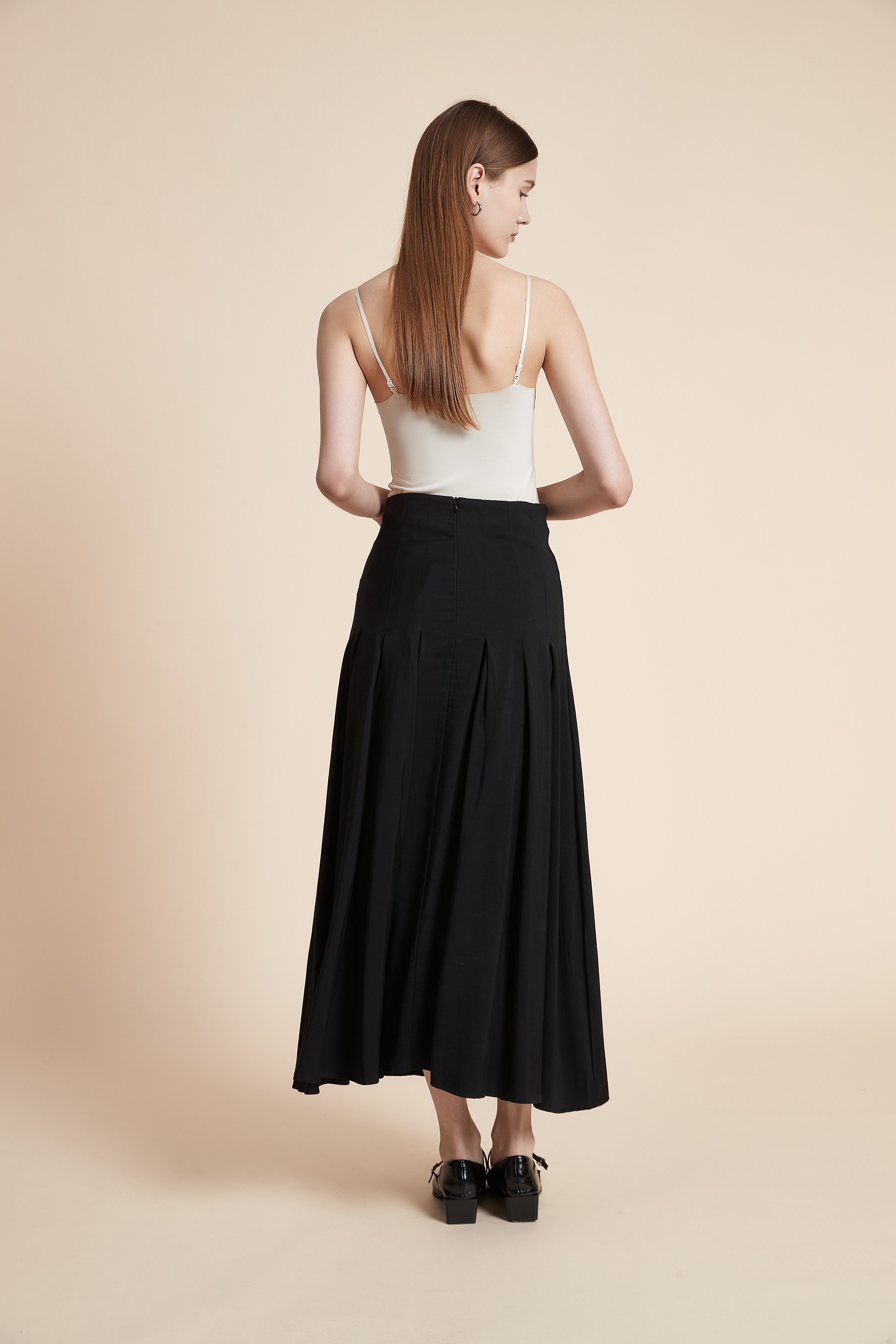 تنورة طويلة سادة مطوية