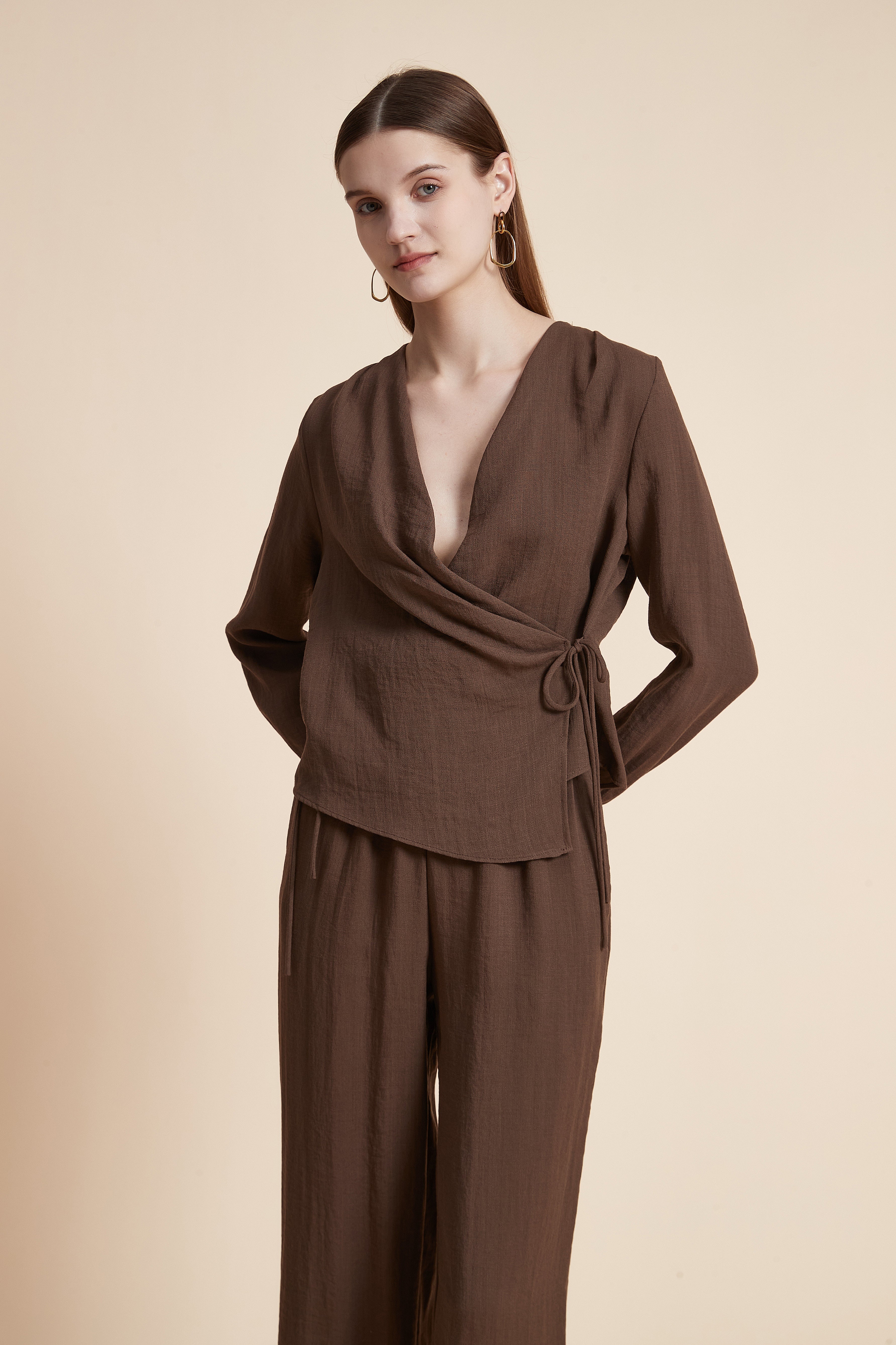 بلوزة سادة لف بأكمام طويلة