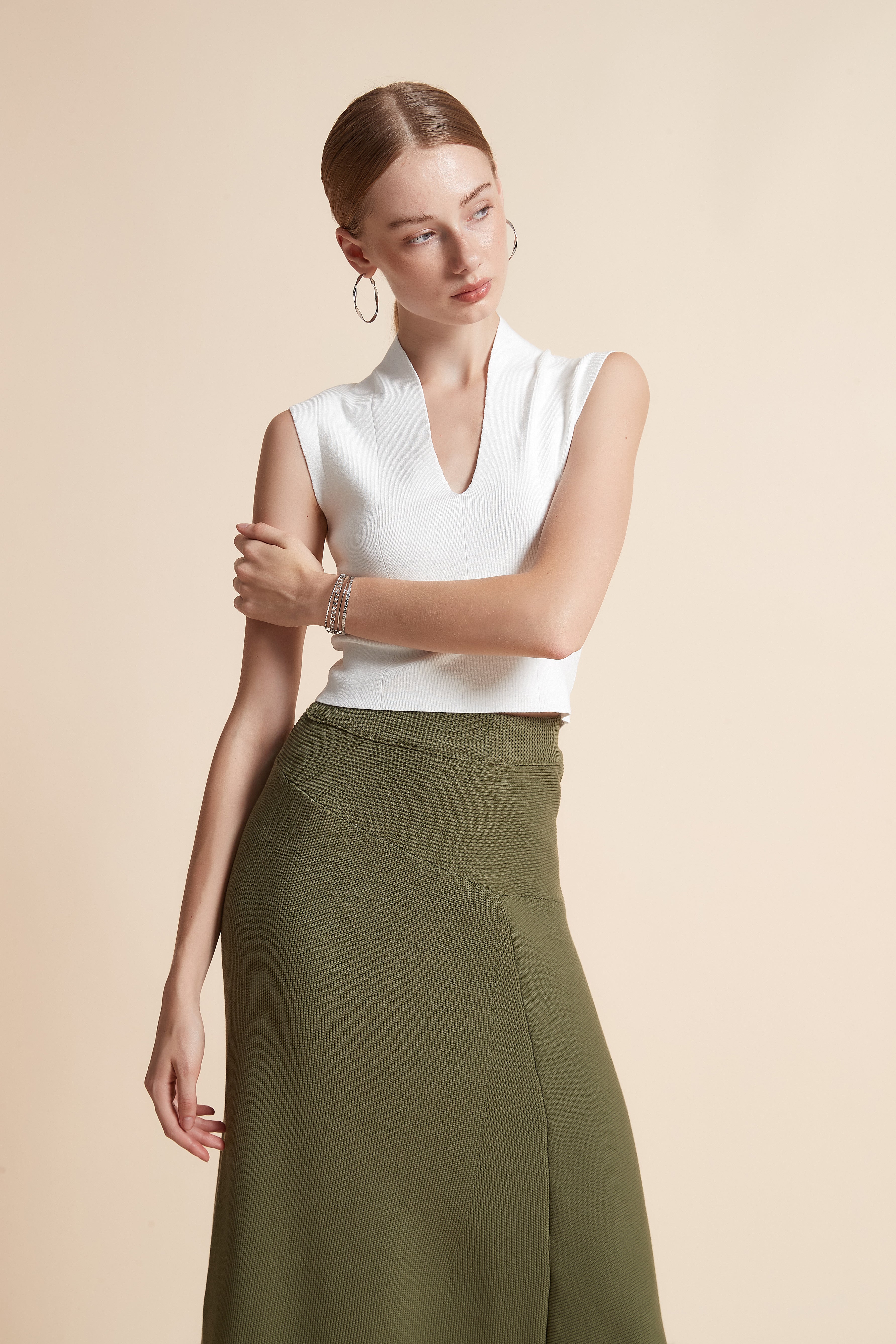 توب مضلع بدون أكمام وبفتحة V