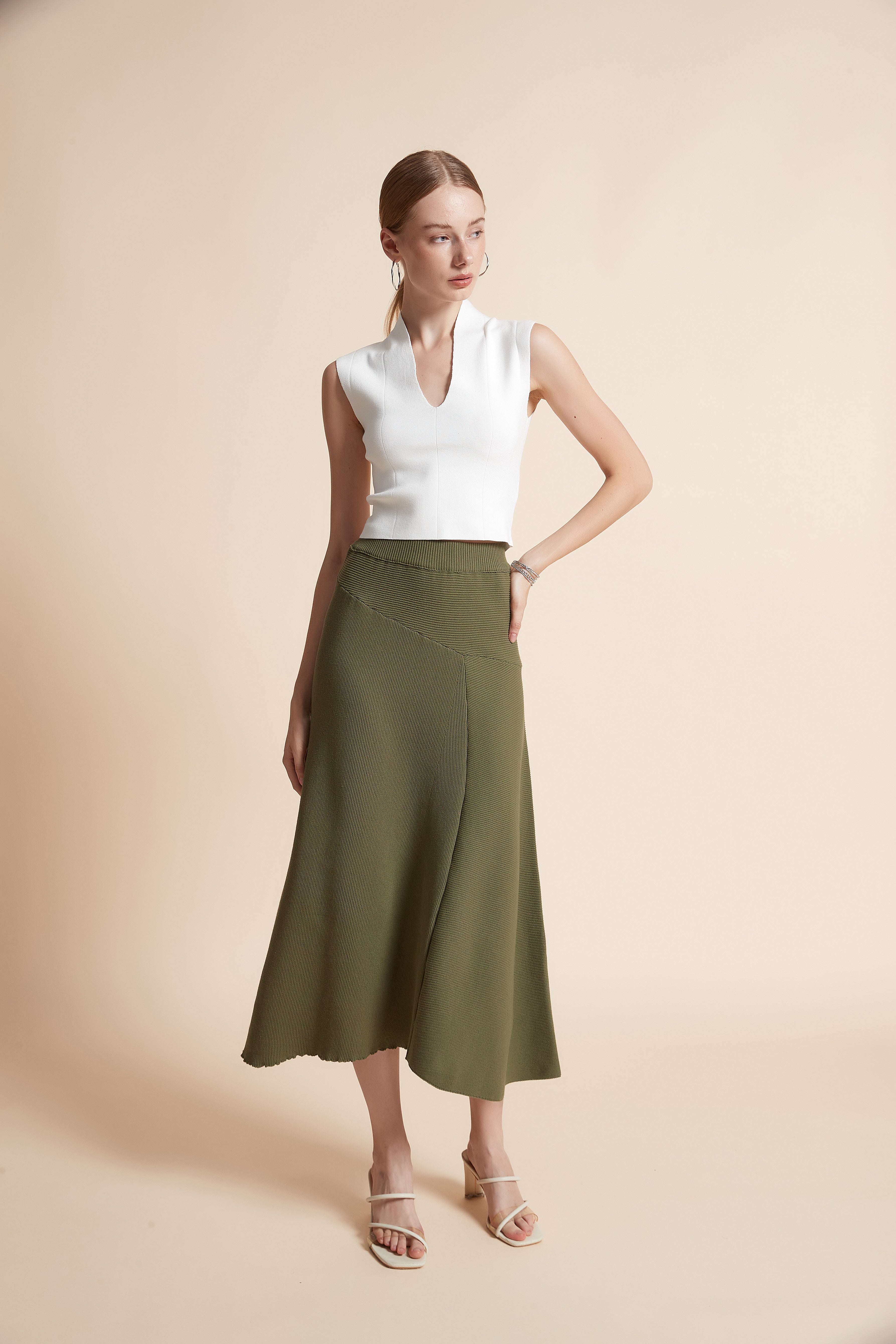 توب مضلع بدون أكمام وبفتحة V