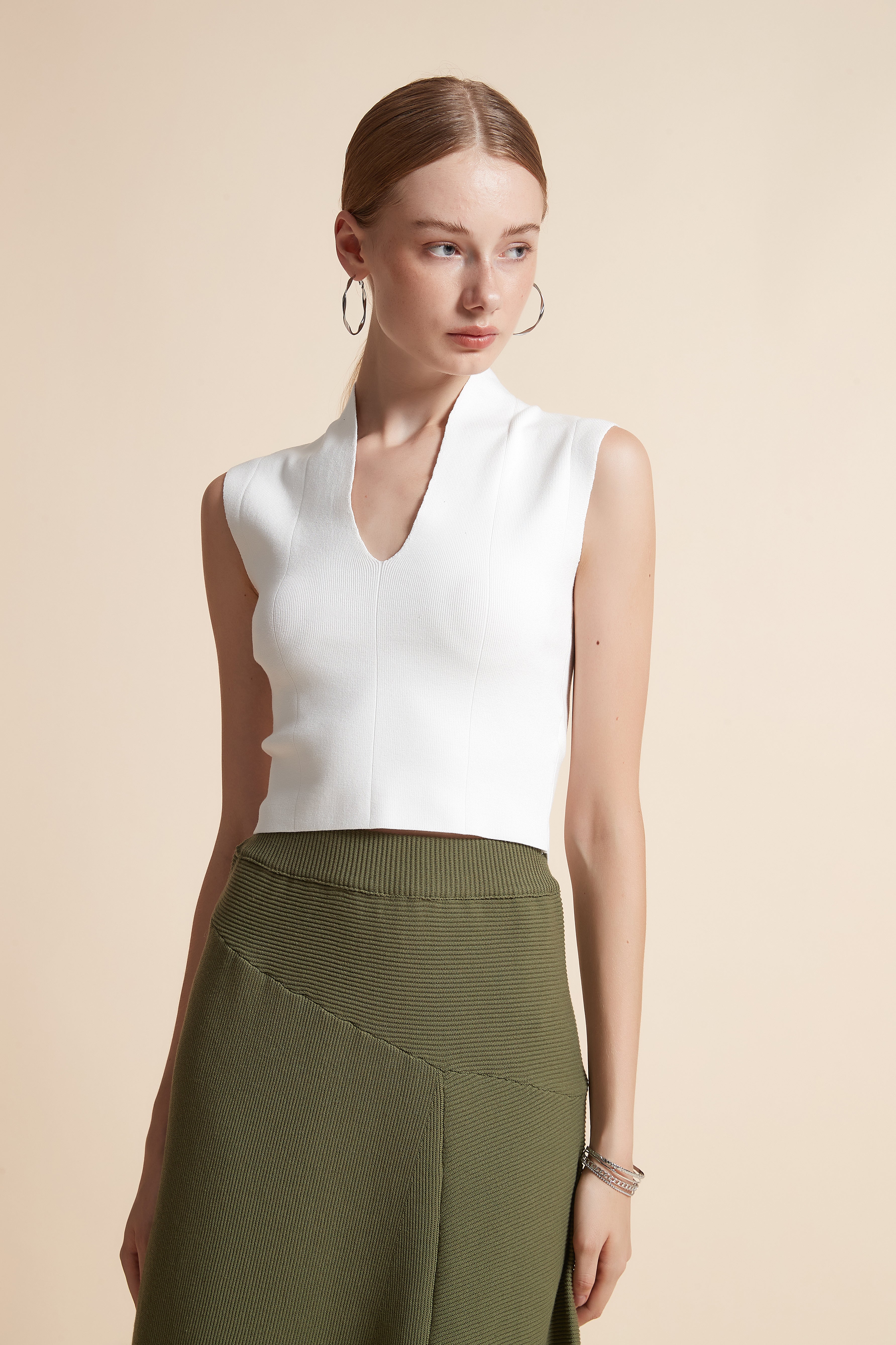 توب مضلع بدون أكمام وبفتحة V