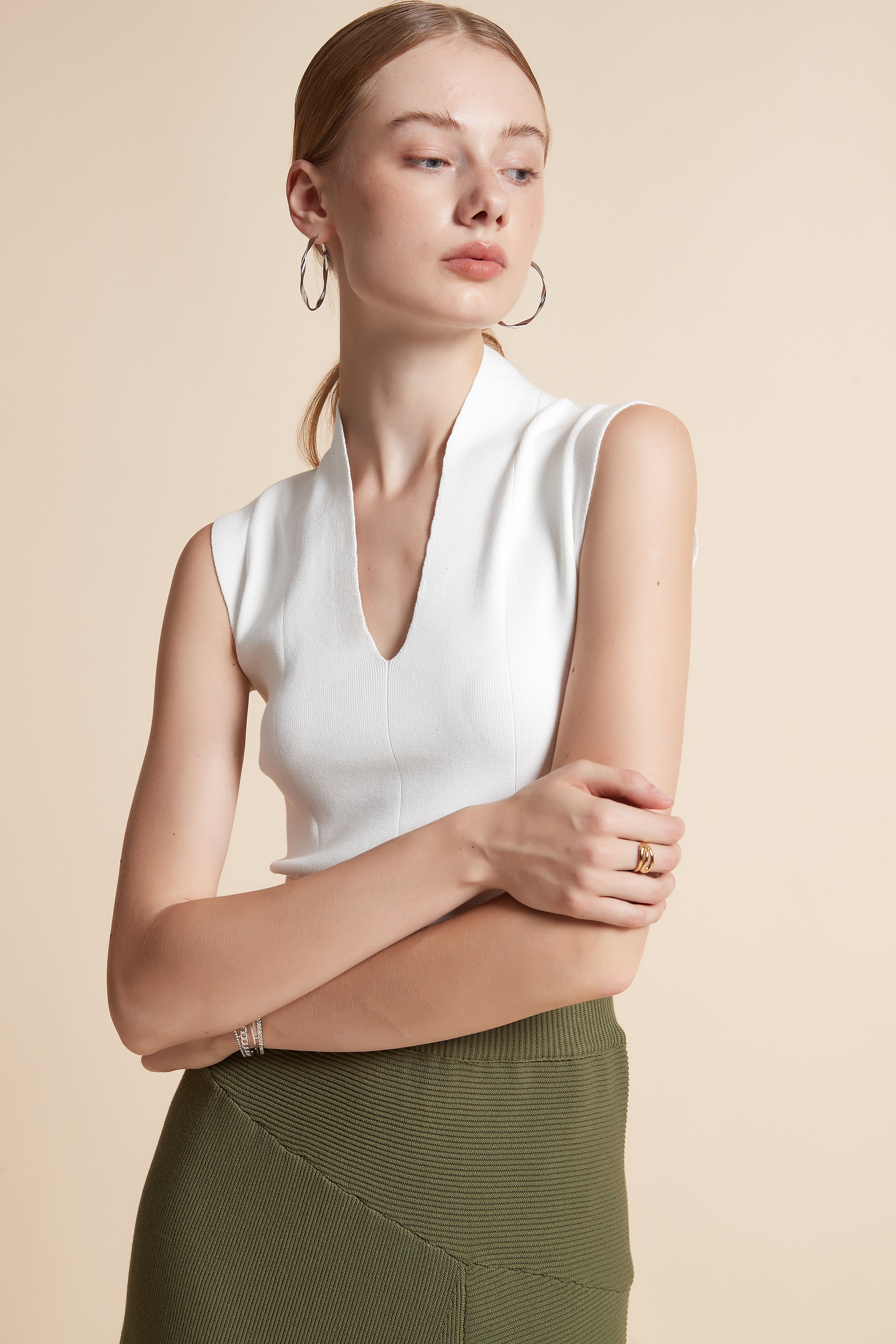 توب مضلع بدون أكمام وبفتحة V