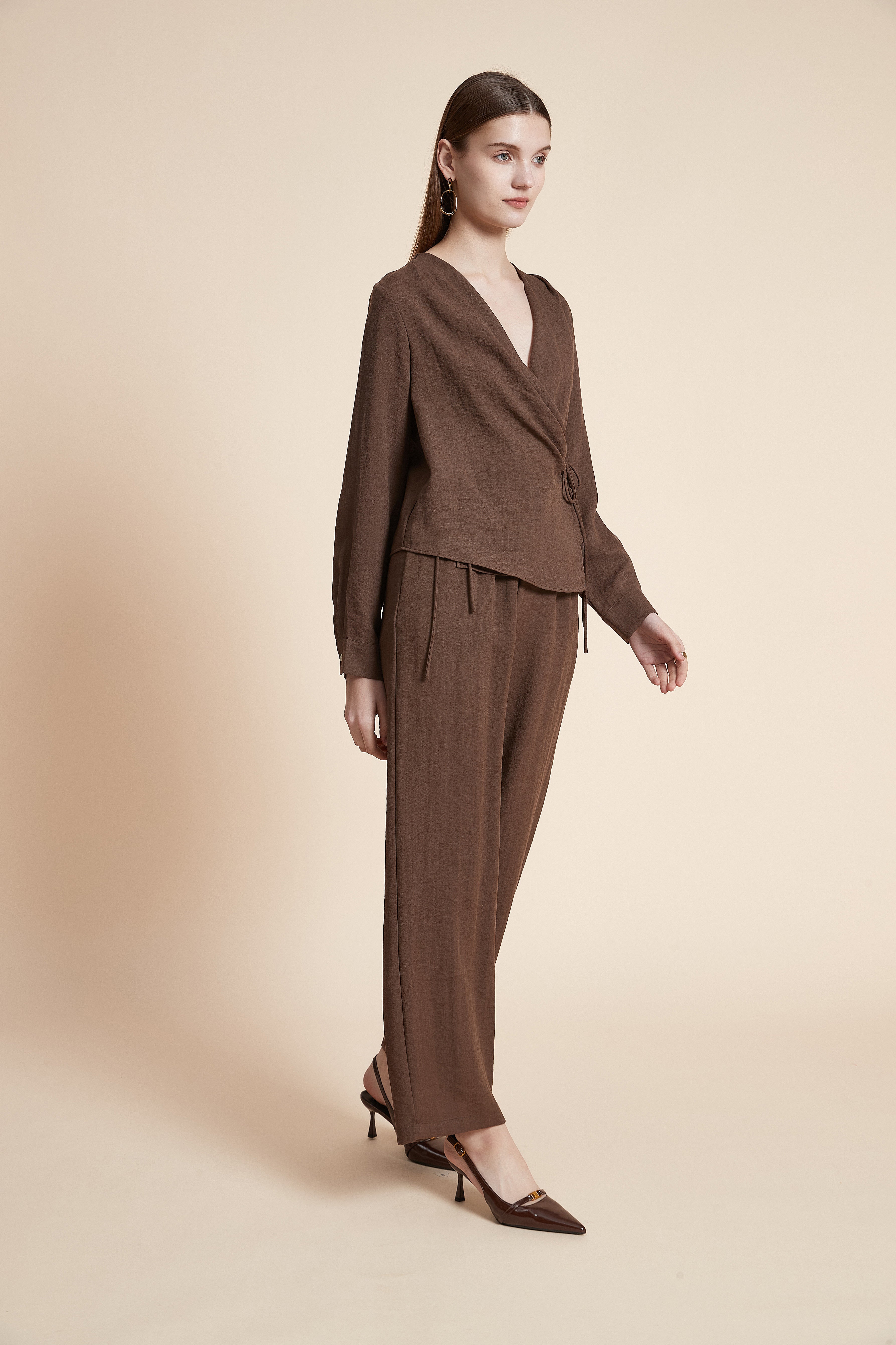 بلوزة سادة لف بأكمام طويلة