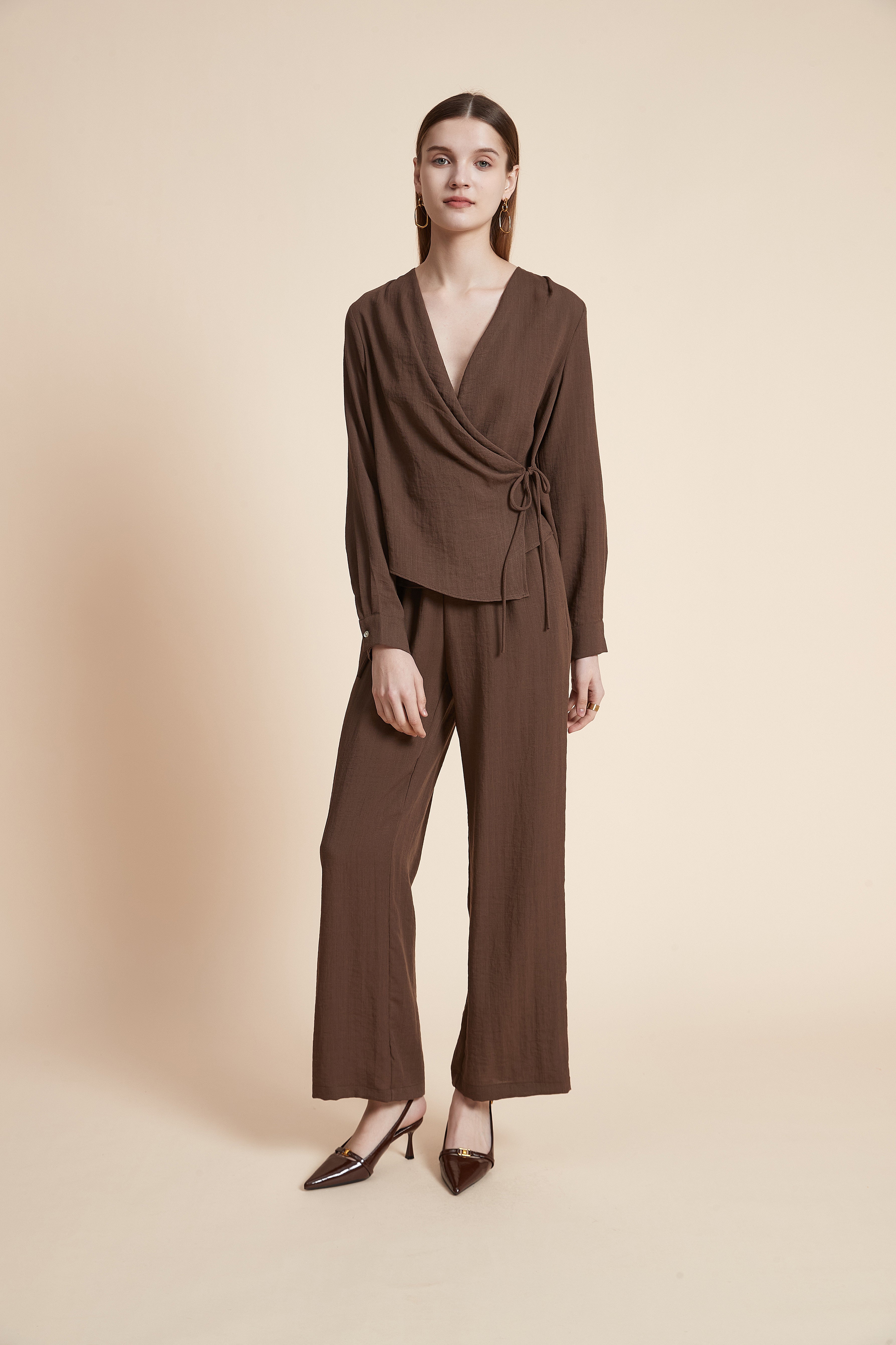 بلوزة سادة لف بأكمام طويلة