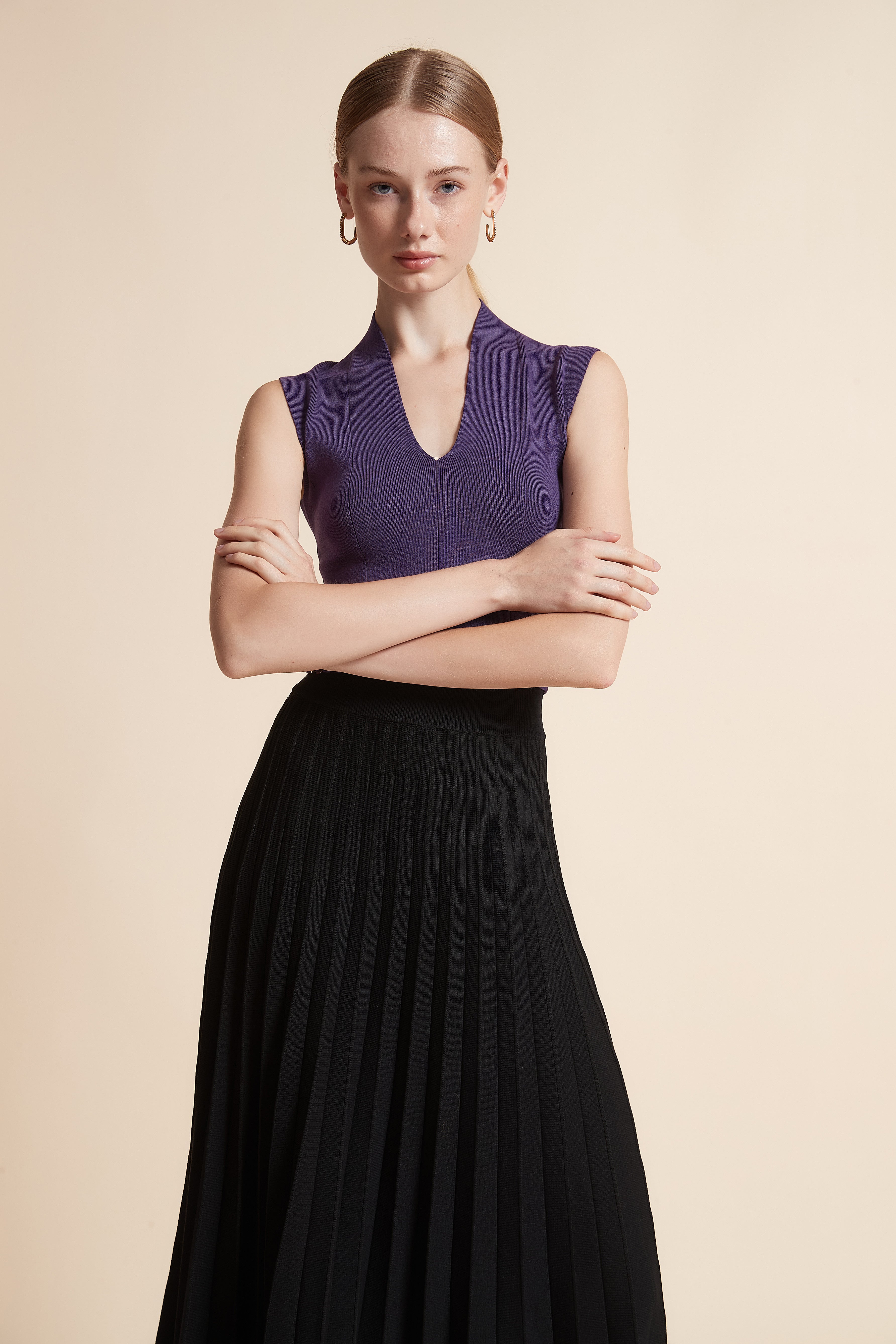 توب مضلع بدون أكمام وبفتحة V