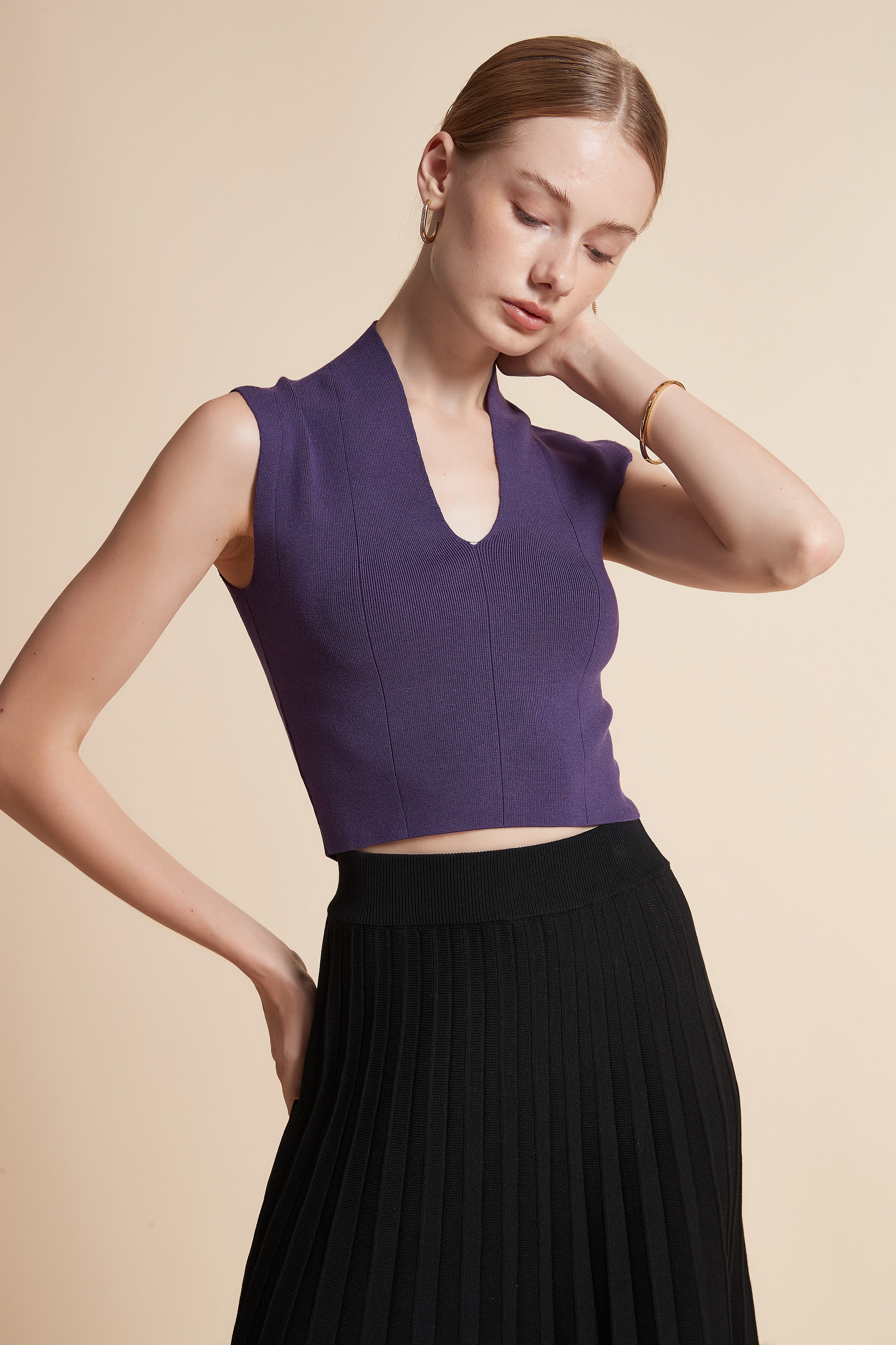 توب مضلع بدون أكمام وبفتحة V