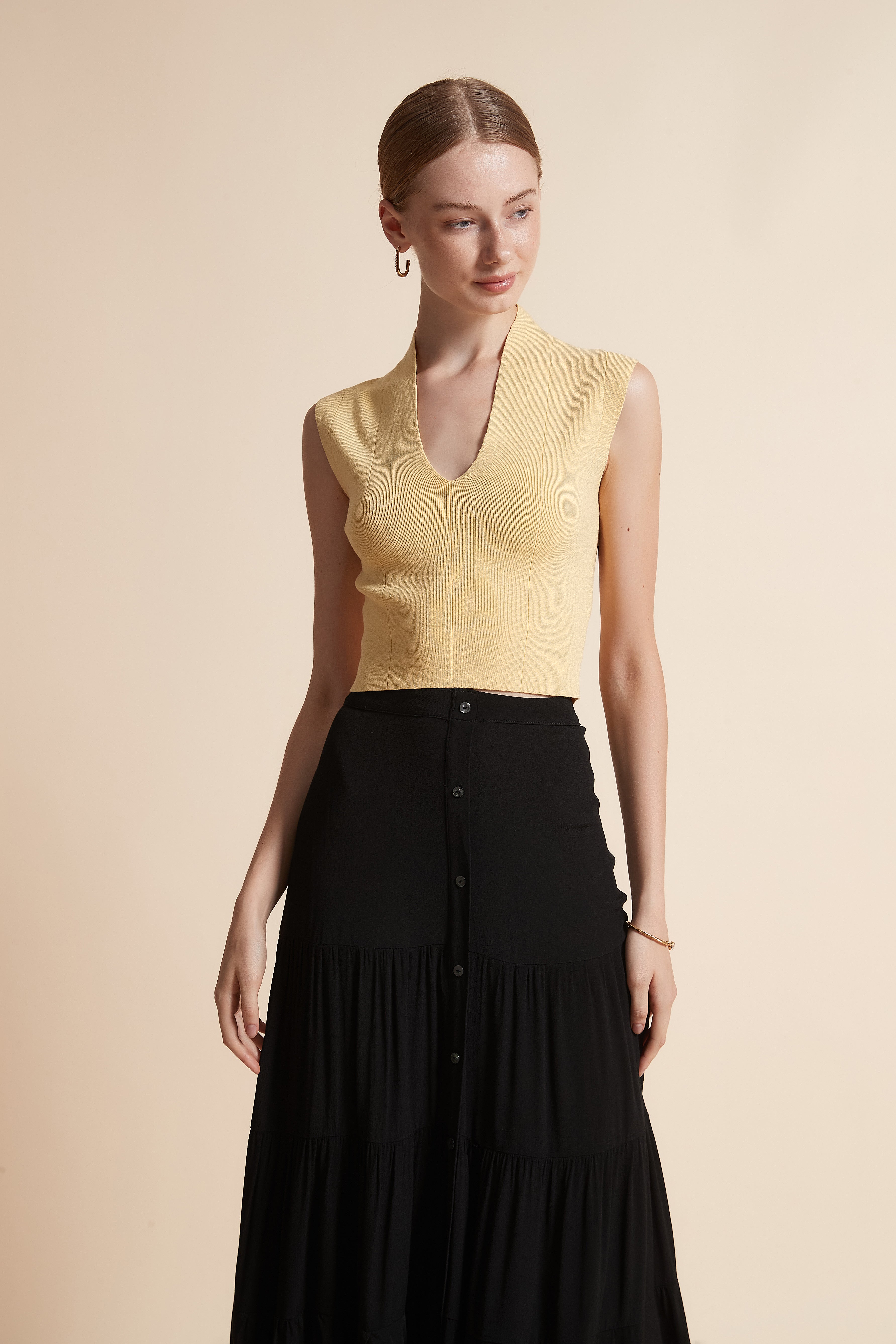 توب مضلع بدون أكمام وبفتحة V