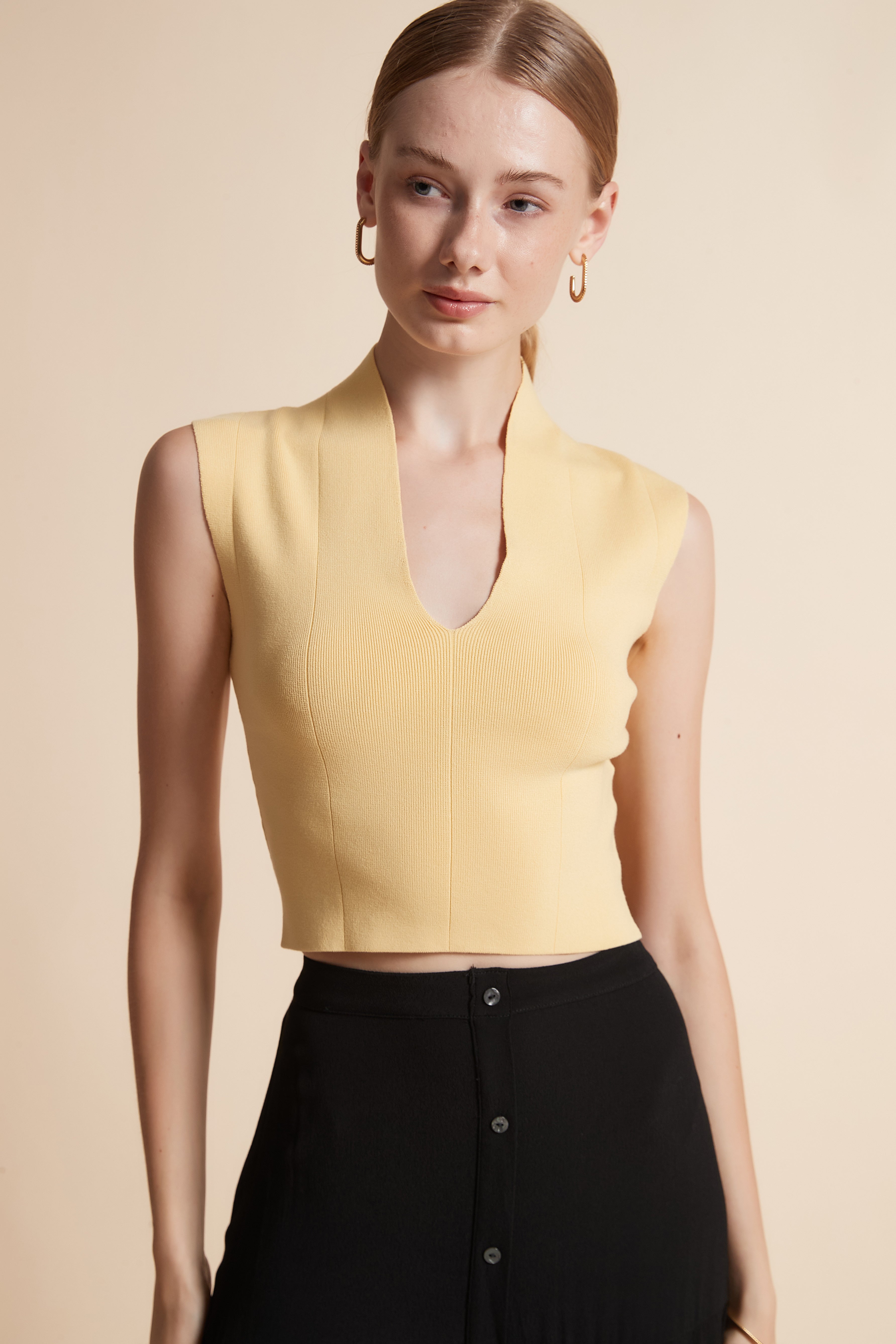 توب مضلع بدون أكمام وبفتحة V