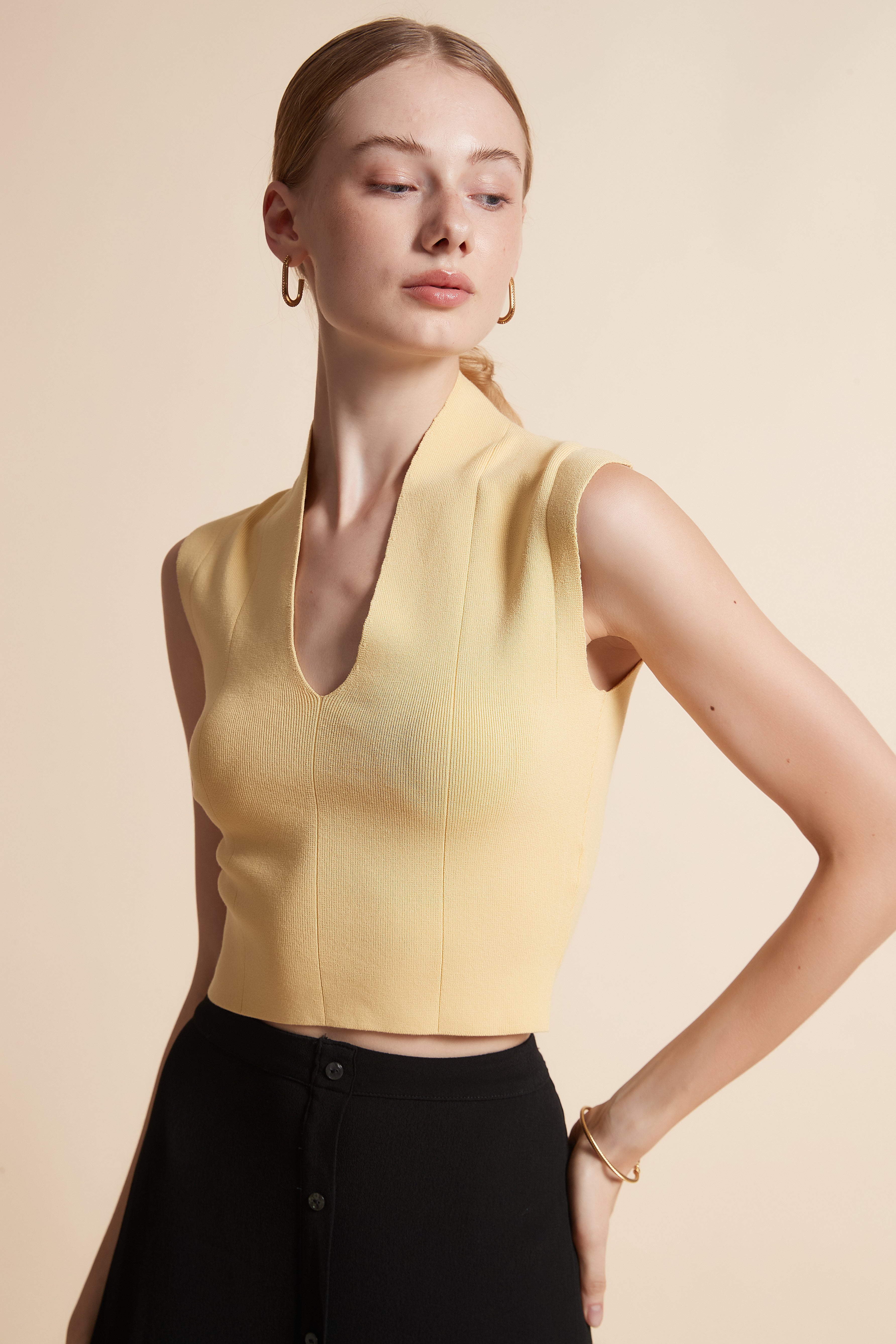 توب مضلع بدون أكمام وبفتحة V