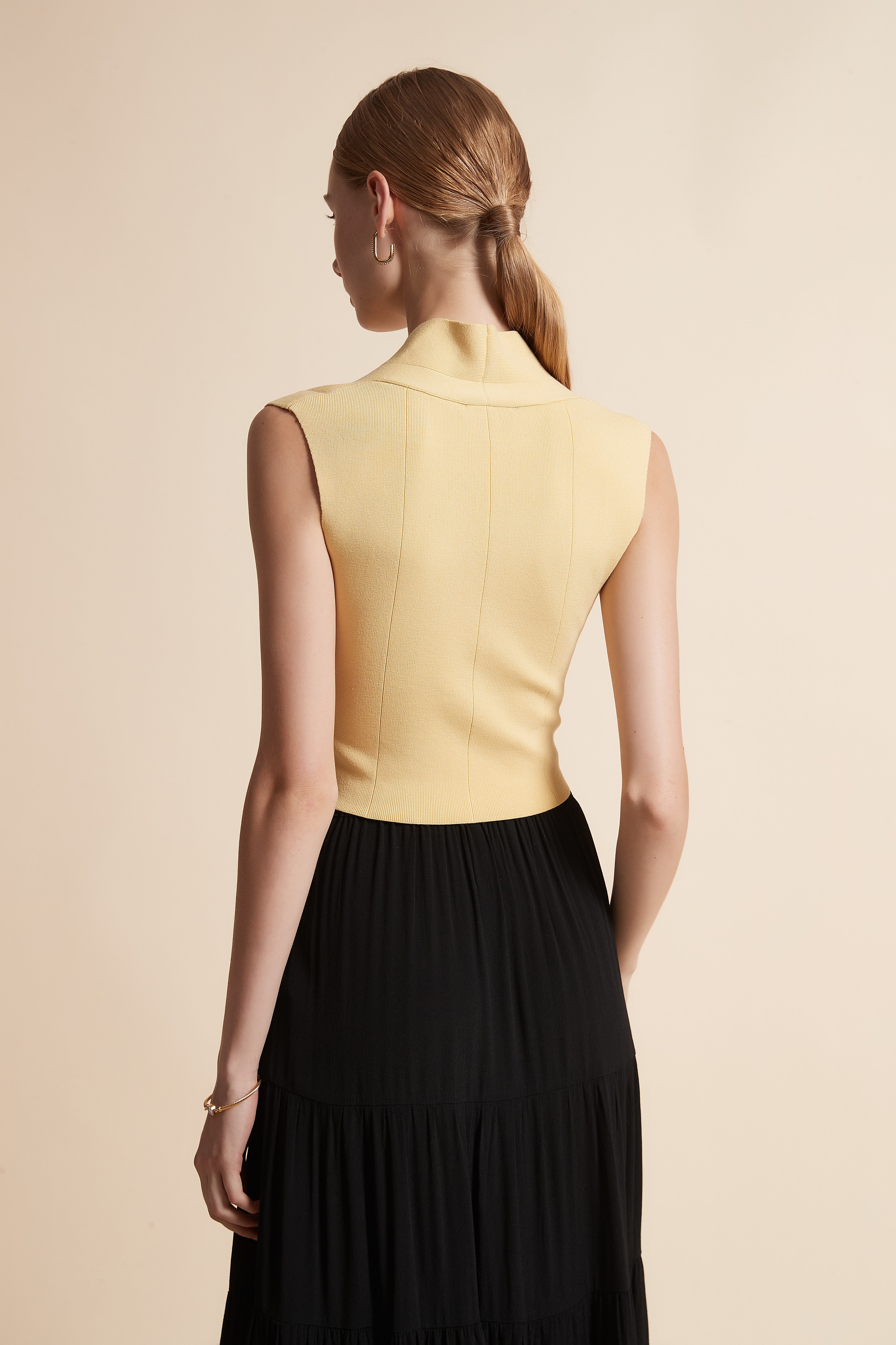 توب مضلع بدون أكمام وبفتحة V