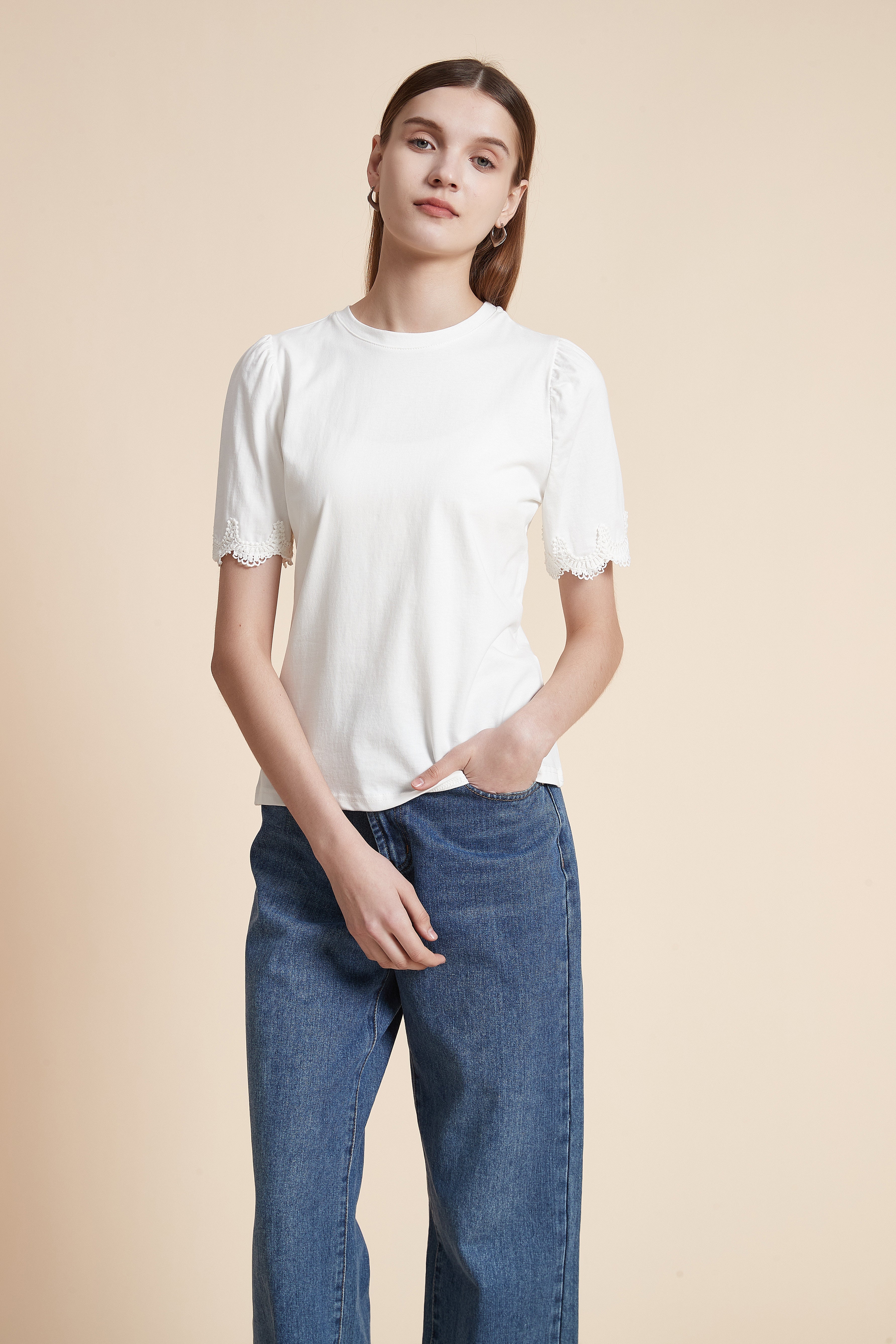 تيشيرت سادة بأكمام قصيرة مزينة بدانتيل