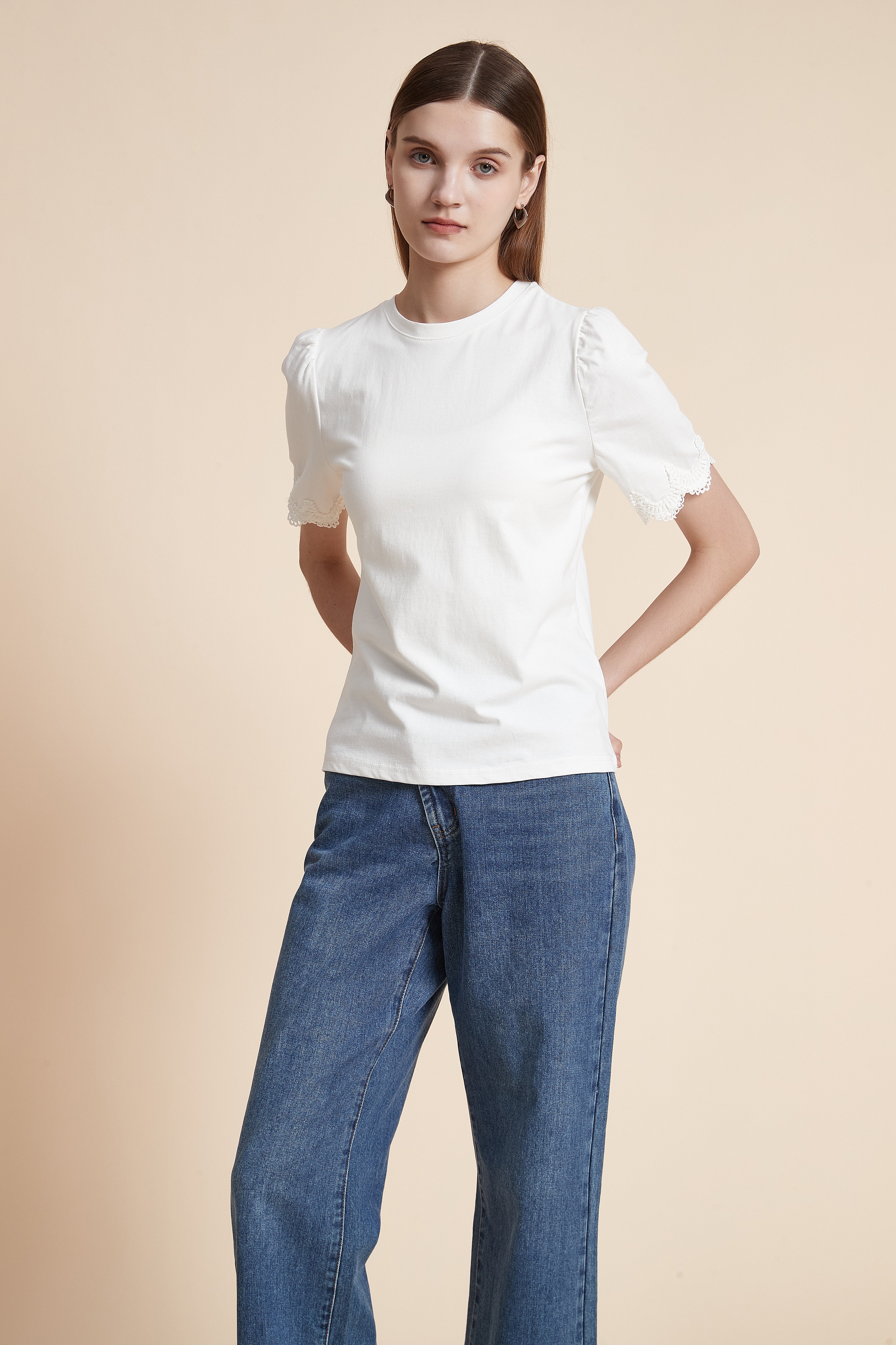 تيشيرت سادة بأكمام قصيرة مزينة بدانتيل