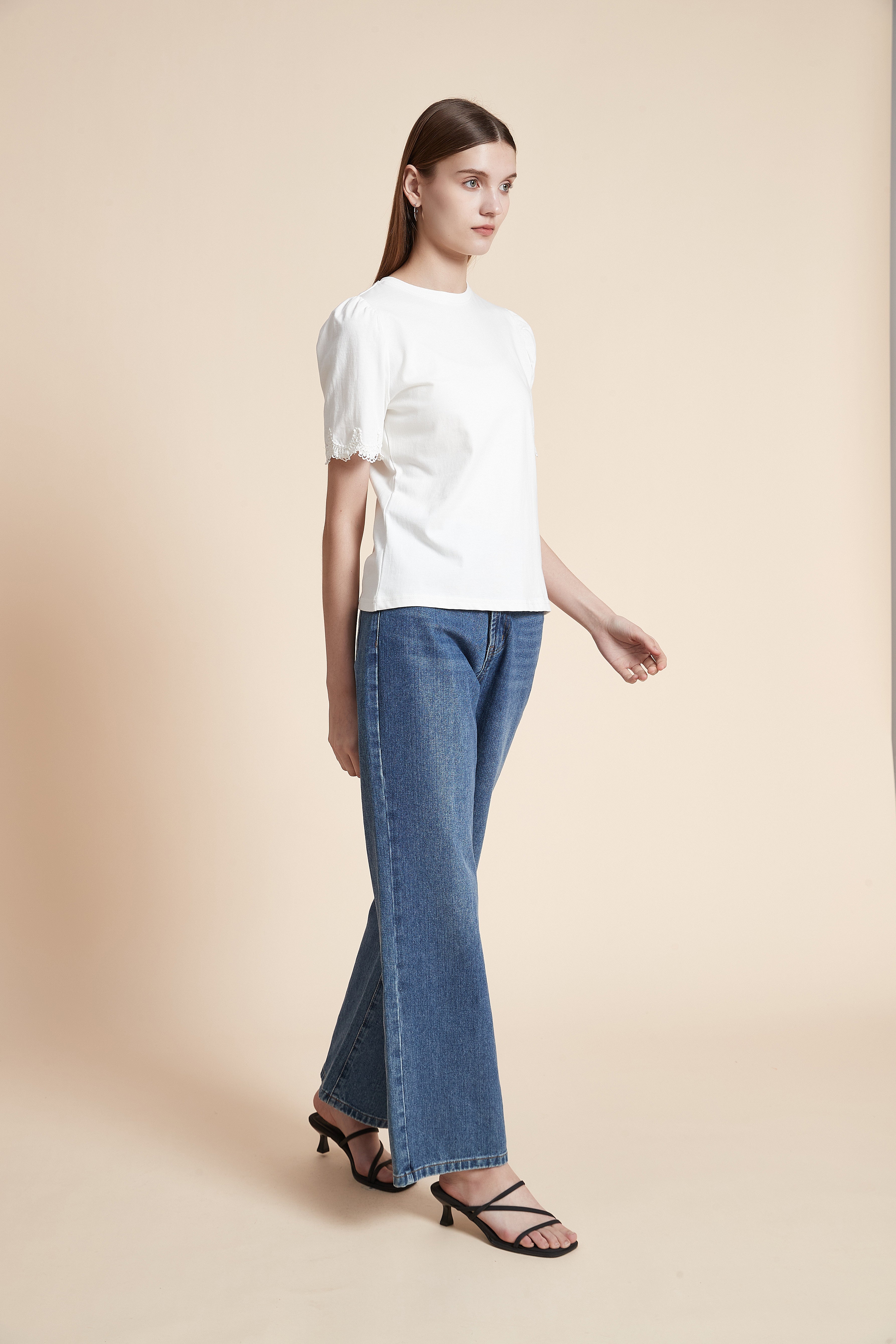 تيشيرت سادة بأكمام قصيرة مزينة بدانتيل