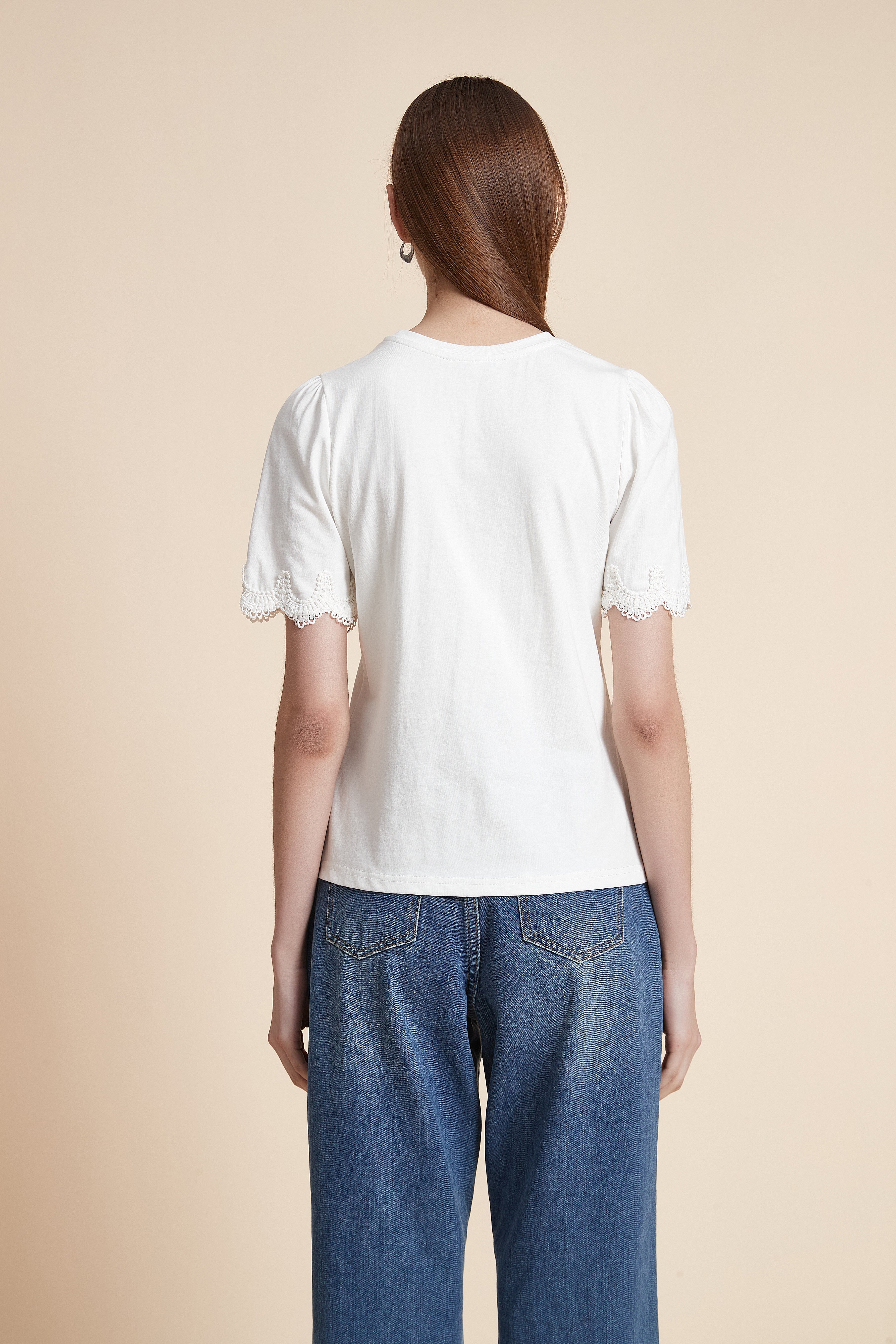 تيشيرت سادة بأكمام قصيرة مزينة بدانتيل