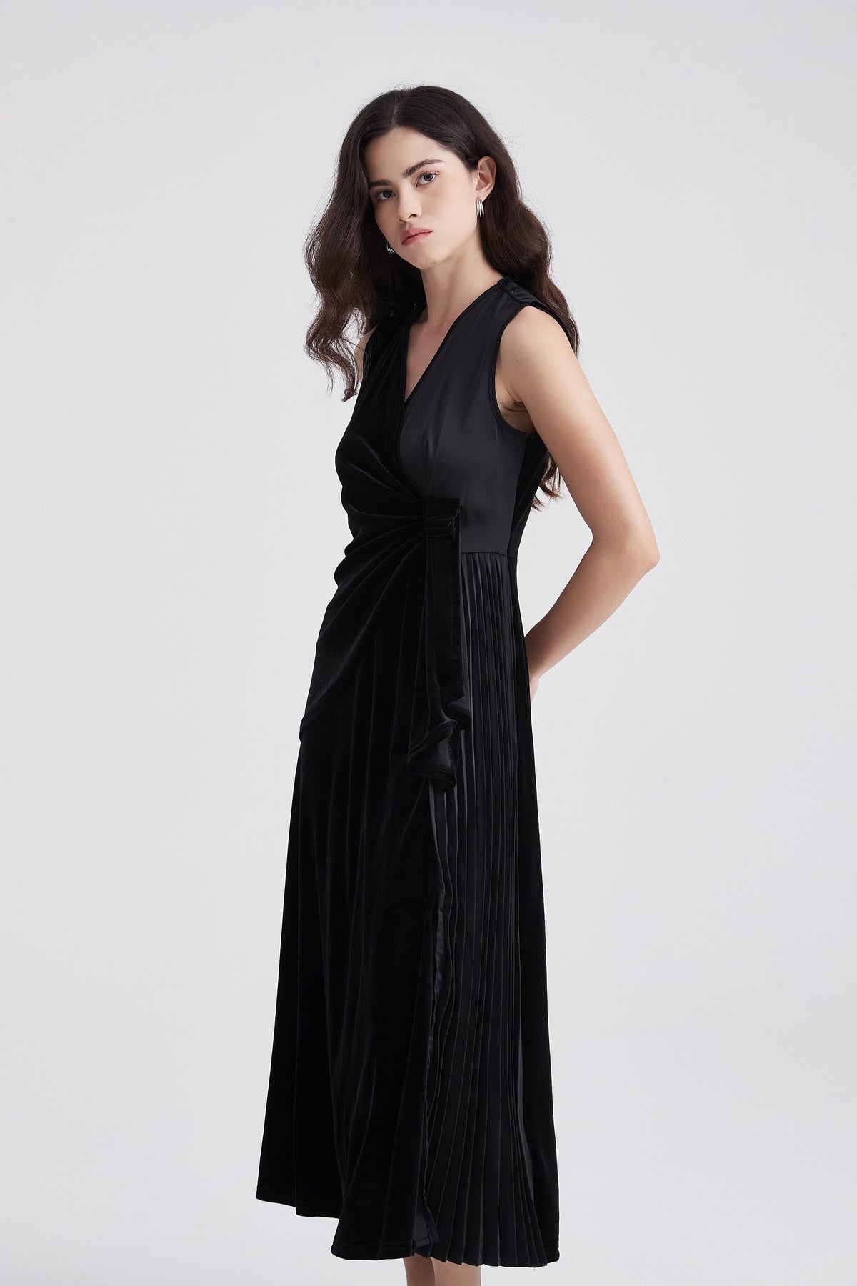 Sleeveless Midi Dress with V-Neck and Pleats
